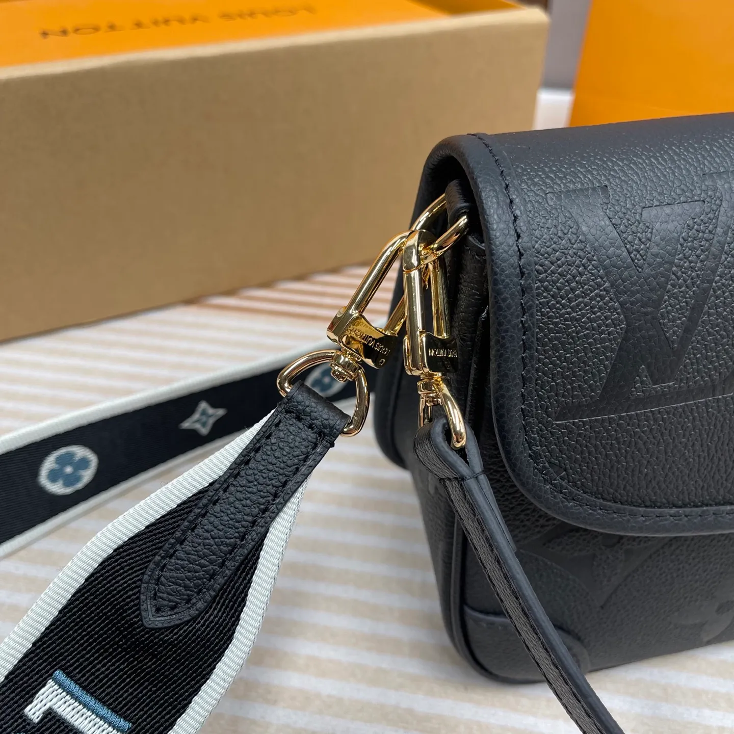 [Upgraded version] P820¥ High quality · Semi-steel hardware · Original single grade · Comes with gift box packaging 🎁Model 46386 · Diane handbag injects elegant tones into Monogram Empreinte embossed cowhide, and uses glossy metal parts and front buckles to declare a calm style. The detachable leather shoulder strap allows for flexible carrying, and the detachable cross-body strap is accented by Louis Vuitton's signature texture. Dimensions 24 x 15 x 9 cm (length x height x width)