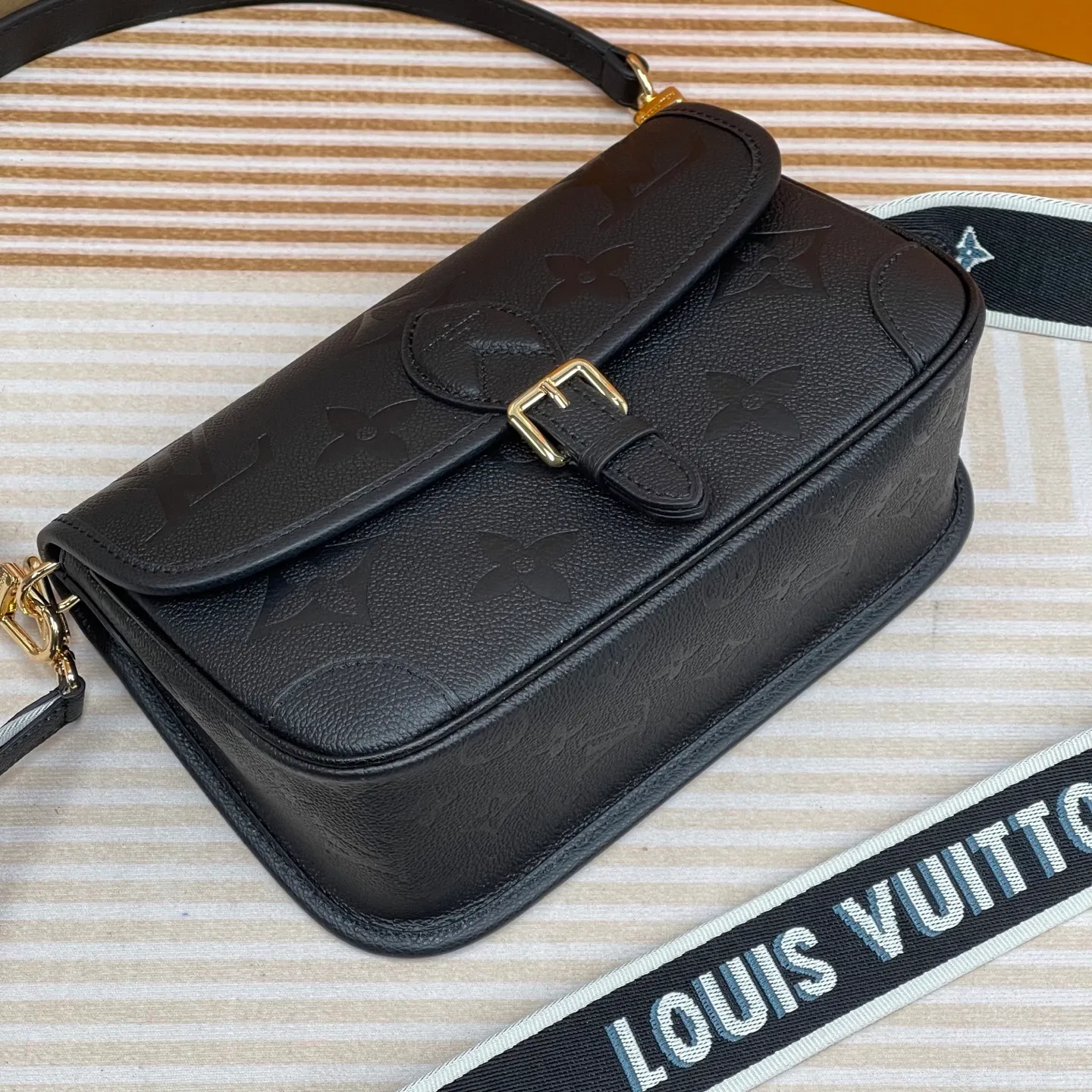 [Upgraded version] P820¥ High quality · Semi-steel hardware · Original single grade · Comes with gift box packaging 🎁Model 46386 · Diane handbag injects elegant tones into Monogram Empreinte embossed cowhide, and uses glossy metal parts and front buckles to declare a calm style. The detachable leather shoulder strap allows for flexible carrying, and the detachable cross-body strap is accented by Louis Vuitton's signature texture. Dimensions 24 x 15 x 9 cm (length x height x width)