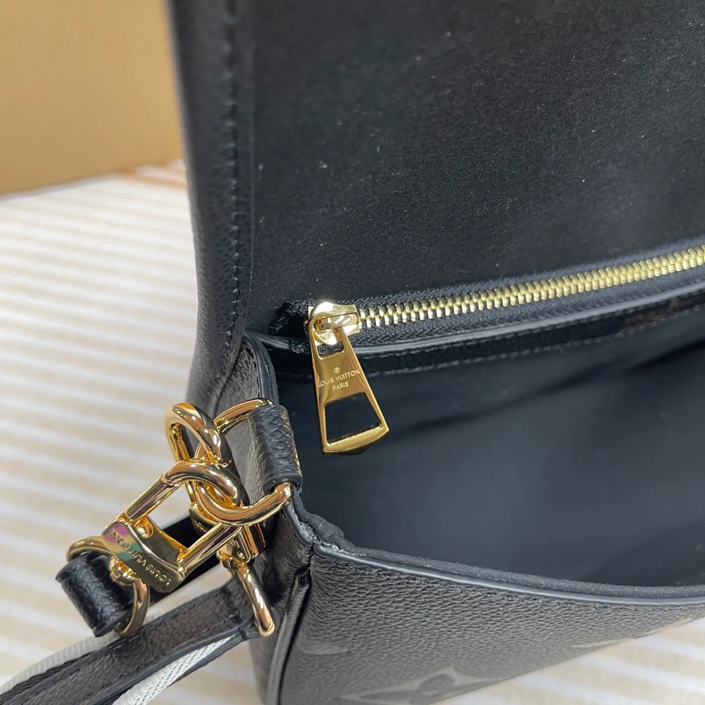 [Upgraded version] P820¥ High quality · Semi-steel hardware · Original single grade · Comes with gift box packaging 🎁Model 46386 · Diane handbag injects elegant tones into Monogram Empreinte embossed cowhide, and uses glossy metal parts and front buckles to declare a calm style. The detachable leather shoulder strap allows for flexible carrying, and the detachable cross-body strap is accented by Louis Vuitton's signature texture. Dimensions 24 x 15 x 9 cm (length x height x width)