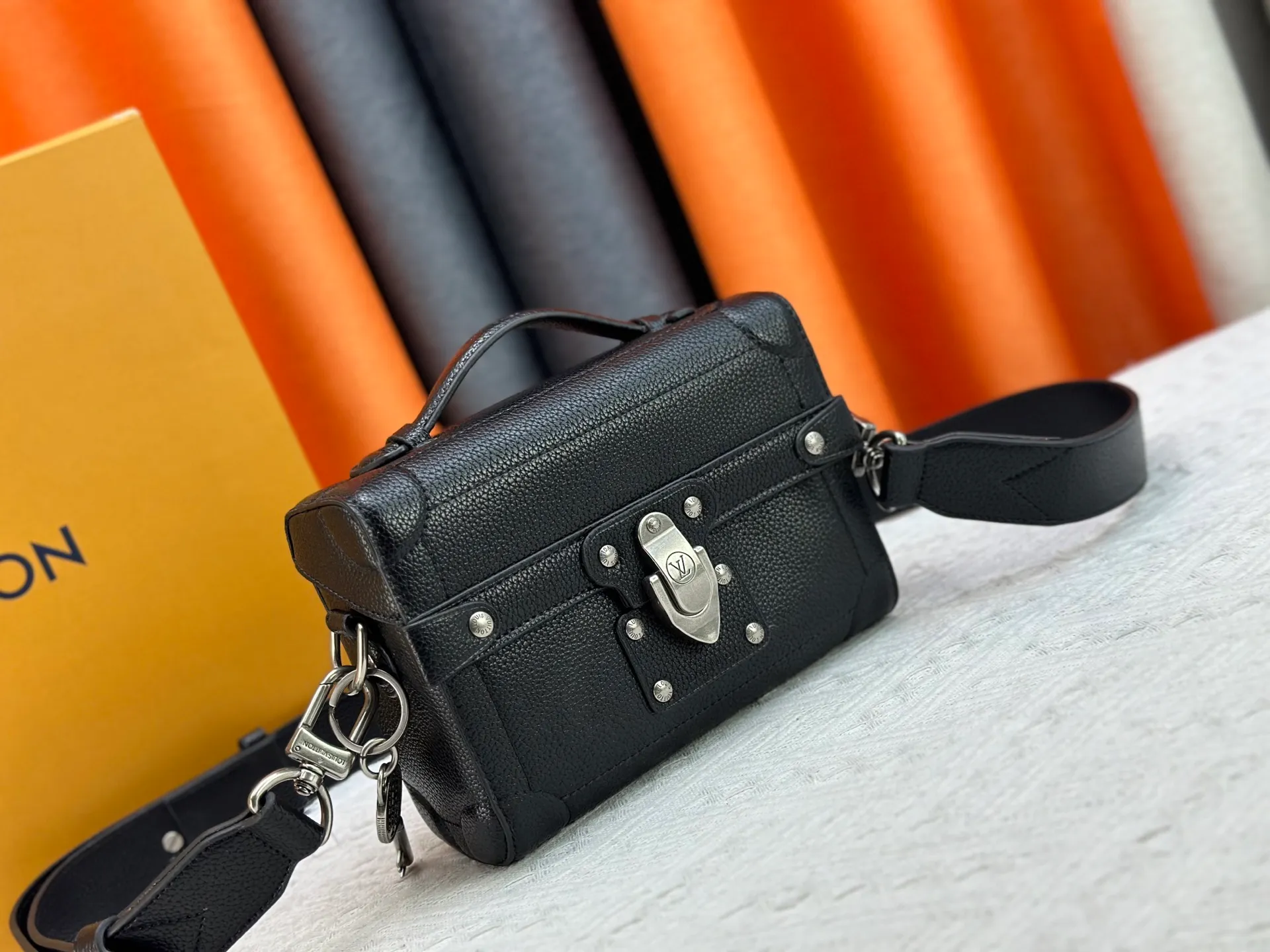 P320 Upgraded Original M13871 Embossed Black M11743 Black Flower M11516 Black M11535 Presbyopic M12686 This Soul Trunk handbag is crafted by Pharrell Williams and is made of flexible LV Colorado cow leather with a grained texture. The Tumbler's magnetic clasp, rivets and top handles harken back to classic hard case elements, while a removable and adjustable shoulder strap completes the sophisticated details. Size: 19x15x7cm