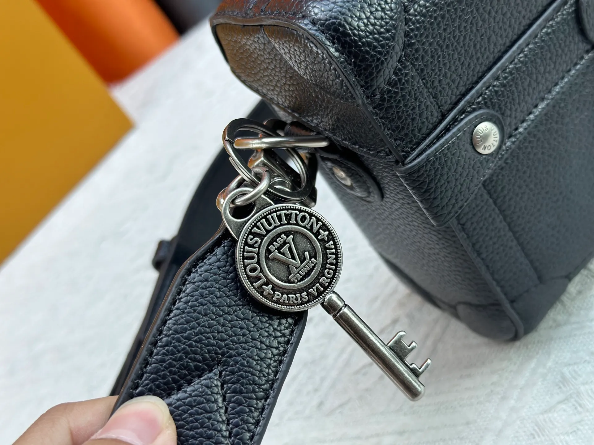 P320 Upgraded Original M13871 Embossed Black M11743 Black Flower M11516 Black M11535 Presbyopic M12686 This Soul Trunk handbag is crafted by Pharrell Williams and is made of flexible LV Colorado cow leather with a grained texture. The Tumbler's magnetic clasp, rivets and top handles harken back to classic hard case elements, while a removable and adjustable shoulder strap completes the sophisticated details. Size: 19x15x7cm