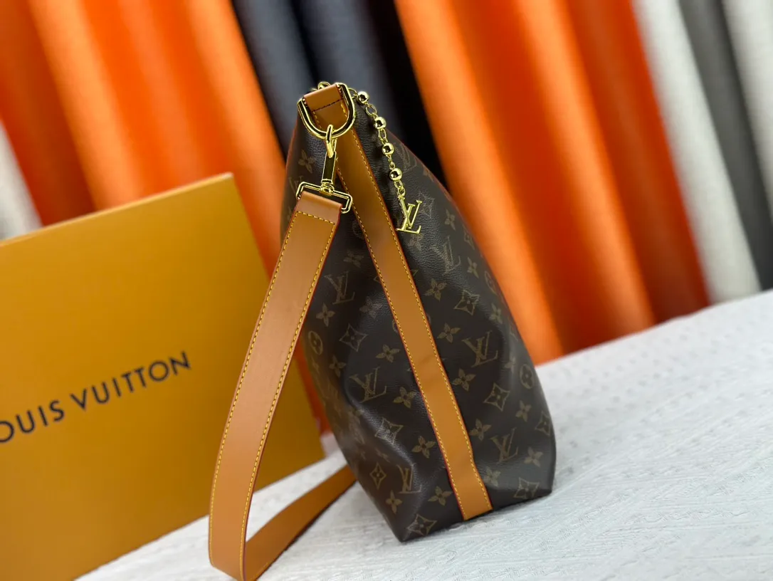 P280 LV METIS handbag M14018 M13986 Smart, intelligent and meticulously crafted, Métis made of Monogram canvas fulfills its promise with its own attitude. With its emphasis on lines and silhouettes, the Métis handbag combines the versatility required of a modern handbag with the elegance and charm of Louis Vuitton's heritage. Two detachable shoulder straps, can be used to carry, carry or carry on the shoulder. Size 48x36x12cm,