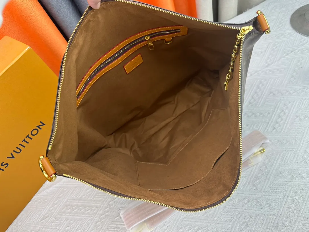 P280 LV METIS handbag M14018 M13986 Smart, intelligent and meticulously crafted, Métis made of Monogram canvas fulfills its promise with its own attitude. With its emphasis on lines and silhouettes, the Métis handbag combines the versatility required of a modern handbag with the elegance and charm of Louis Vuitton's heritage. Two detachable shoulder straps, can be used to carry, carry or carry on the shoulder. Size 48x36x12cm,
