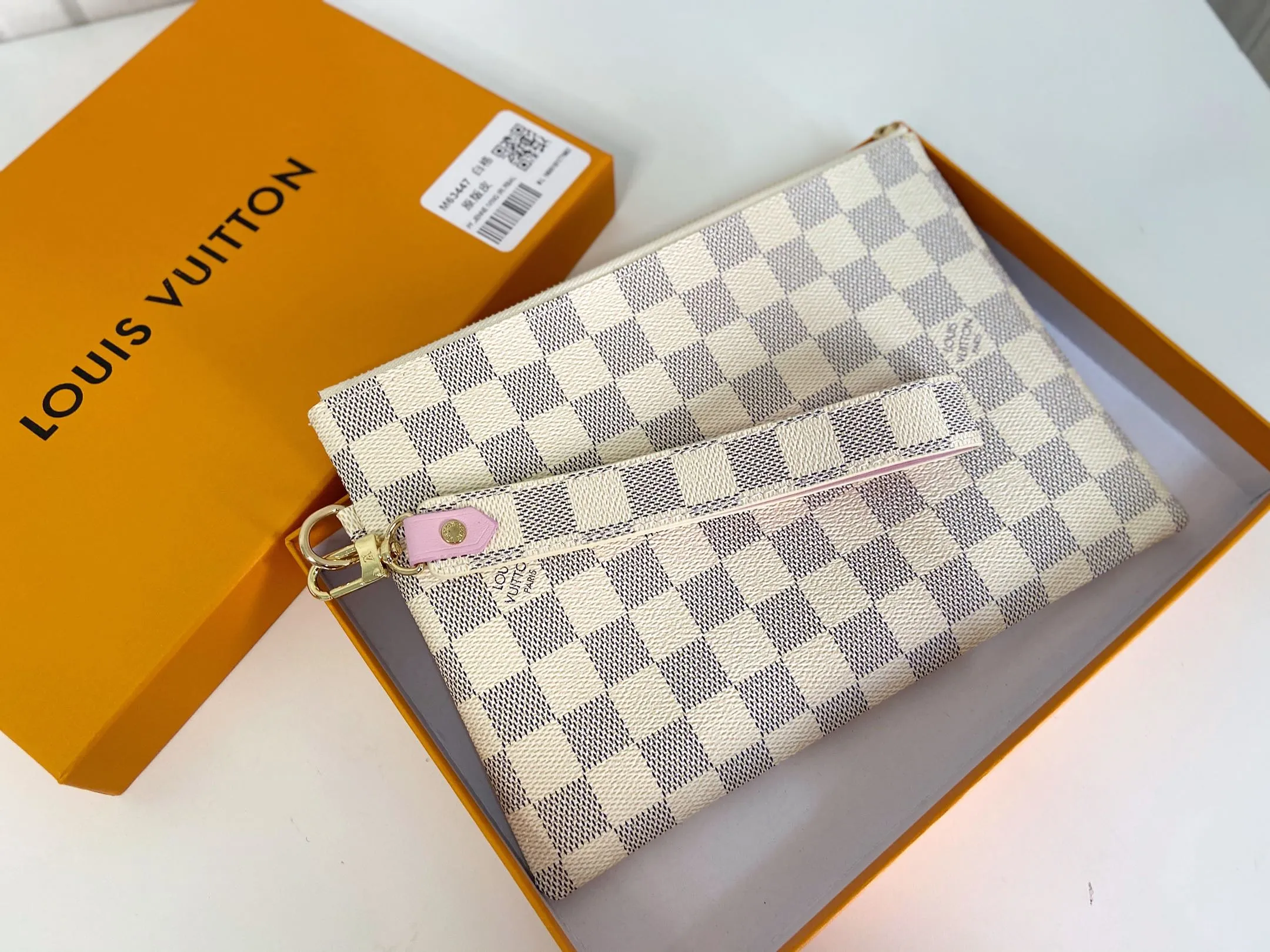 💰130 💎Inspired by Louis Vuitton’s classic suitcases, this City bag is made of Monogram canvas and decorated with printed embroidered patches, reminiscent of suitcase stickers from the late 19th century. A removable wrist strap adds practicality and style to this versatile bag design. Style number: M63447. Dimensions: 16.0 x 23.0 x 0.3 cm (length x height x width)