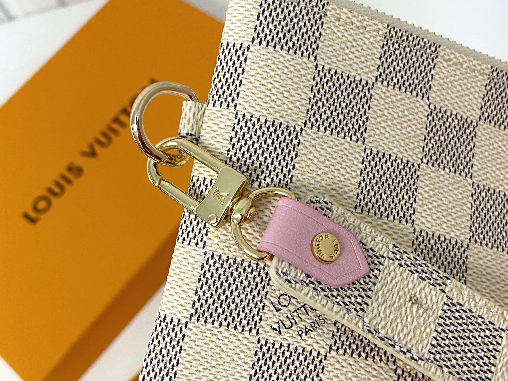 💰130 💎Inspired by Louis Vuitton’s classic suitcases, this City bag is made of Monogram canvas and decorated with printed embroidered patches, reminiscent of suitcase stickers from the late 19th century. A removable wrist strap adds practicality and style to this versatile bag design. Style number: M63447. Dimensions: 16.0 x 23.0 x 0.3 cm (length x height x width)