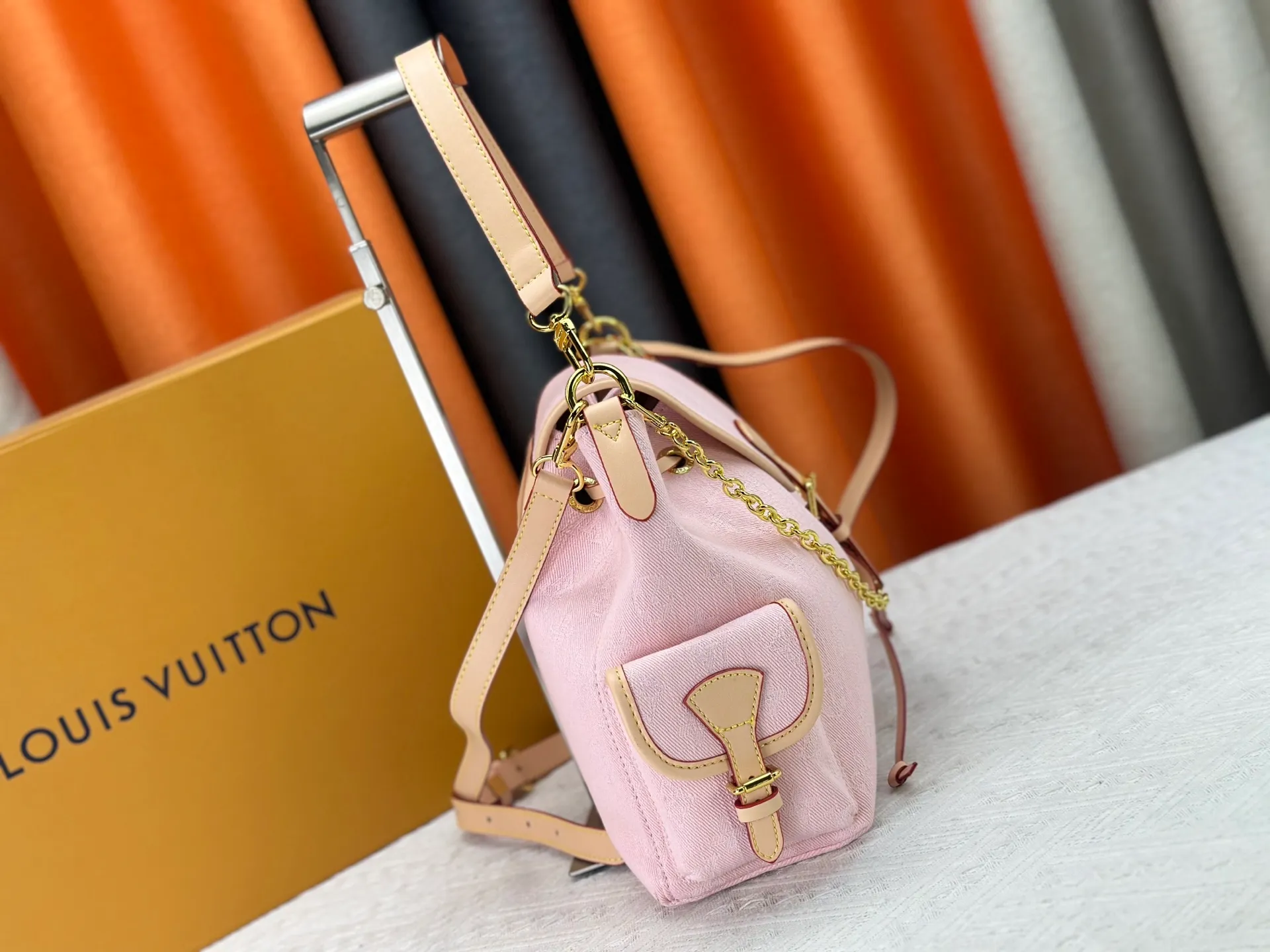 P300 M25085 M45501 upgraded original LV has been planted again! One shoulder ❥. Japanese second-hand vintagev presbyopic Takashi Murakami limited edition Vivian LV presbyopic limited edition! Super beautiful! Many Internet celebrities and trendy people are carrying this bag on one shoulder and across the body. It looks simple and looks very classy when paired with it! Really fascinated by the appearance. Size: 32*11*23cm