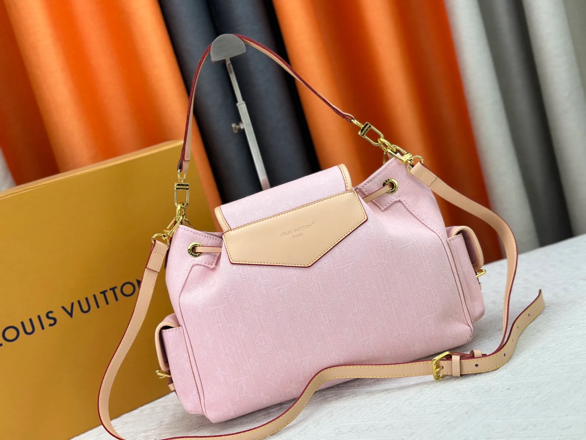 P300 M25085 M45501 upgraded original LV has been planted again! One shoulder ❥. Japanese second-hand vintagev presbyopic Takashi Murakami limited edition Vivian LV presbyopic limited edition! Super beautiful! Many Internet celebrities and trendy people are carrying this bag on one shoulder and across the body. It looks simple and looks very classy when paired with it! Really fascinated by the appearance. Size: 32*11*23cm