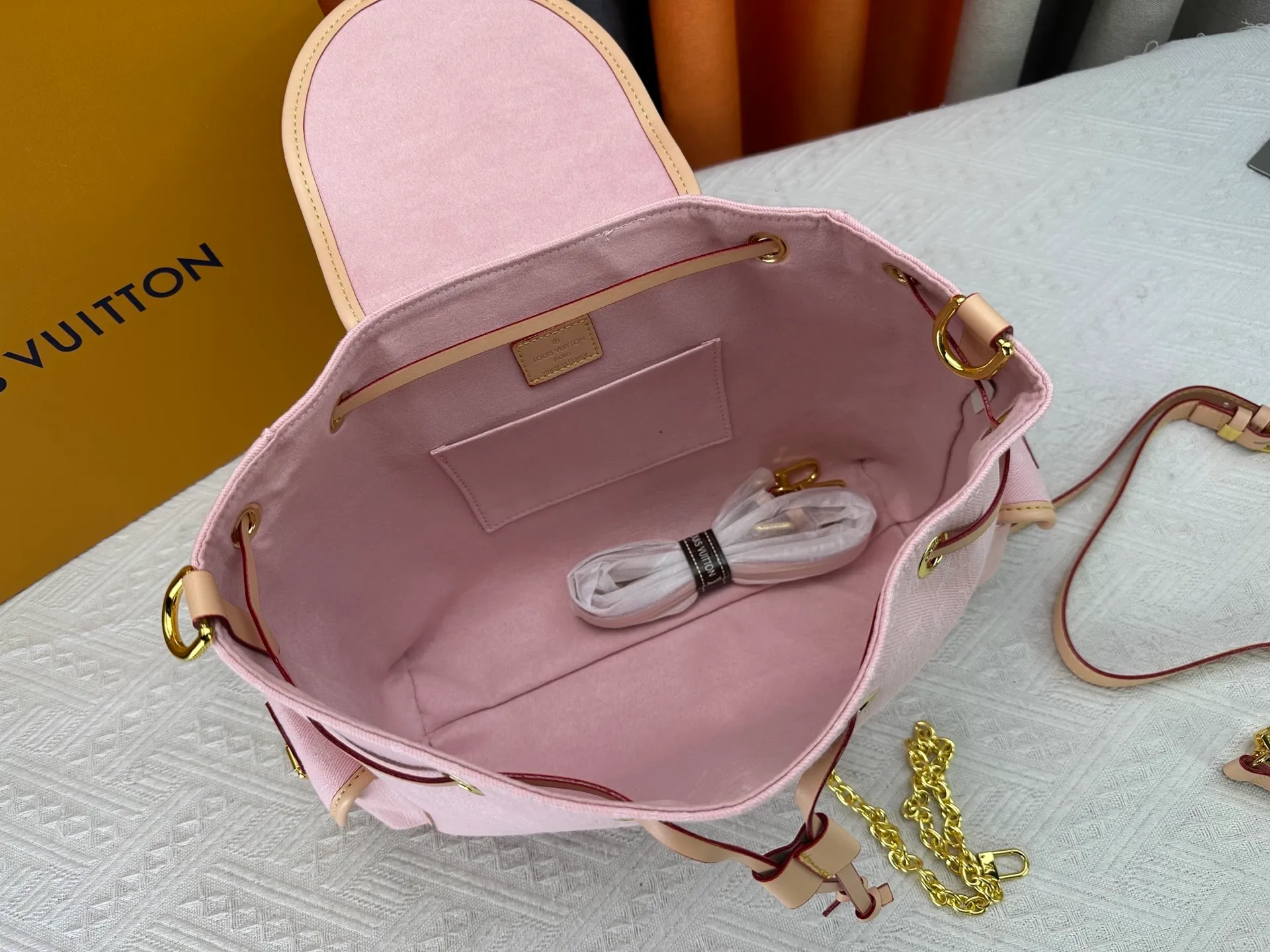 P300 M25085 M45501 upgraded original LV has been planted again! One shoulder ❥. Japanese second-hand vintagev presbyopic Takashi Murakami limited edition Vivian LV presbyopic limited edition! Super beautiful! Many Internet celebrities and trendy people are carrying this bag on one shoulder and across the body. It looks simple and looks very classy when paired with it! Really fascinated by the appearance. Size: 32*11*23cm
