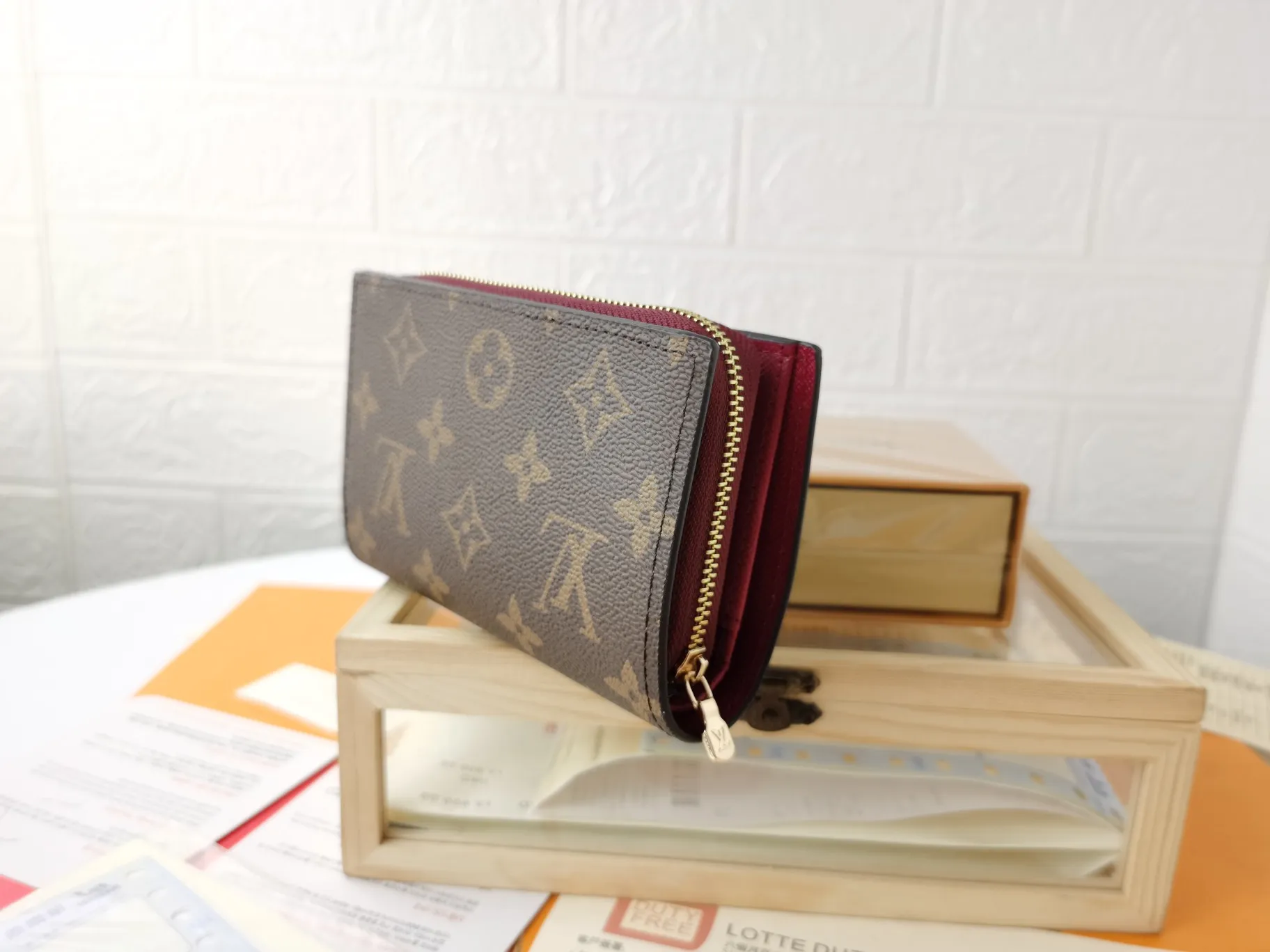 P140💰Top original version💎【Real shot with home background】M86366 is a checkered wallet that combines various styles and is made of canvas. It can carry credit cards, banknotes and money with you. The eye-catching buckle is engraved with the Louis Vuitton signature, and the gorgeous gold-toned brass rivets add sophistication. Size: 13✖9cm