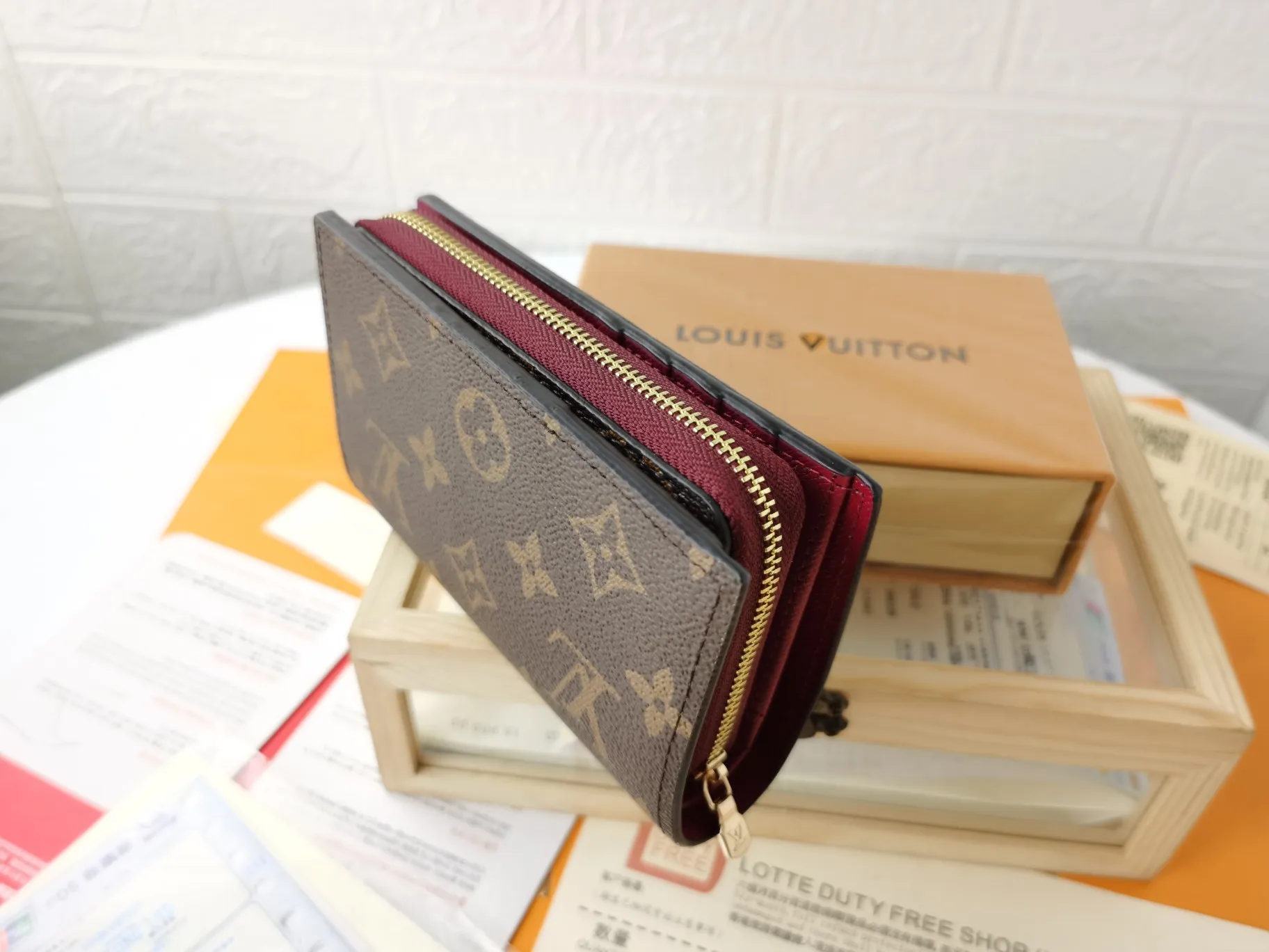 P140💰Top original version💎【Real shot with home background】M86366 is a checkered wallet that combines various styles and is made of canvas. It can carry credit cards, banknotes and money with you. The eye-catching buckle is engraved with the Louis Vuitton signature, and the gorgeous gold-toned brass rivets add sophistication. Size: 13✖9cm