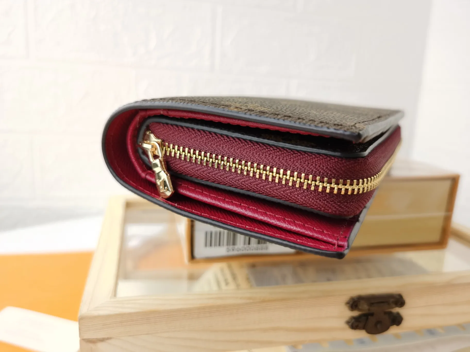 P140💰Top original version💎【Real shot with home background】M86366 is a checkered wallet that combines various styles and is made of canvas. It can carry credit cards, banknotes and money with you. The eye-catching buckle is engraved with the Louis Vuitton signature, and the gorgeous gold-toned brass rivets add sophistication. Size: 13✖9cm