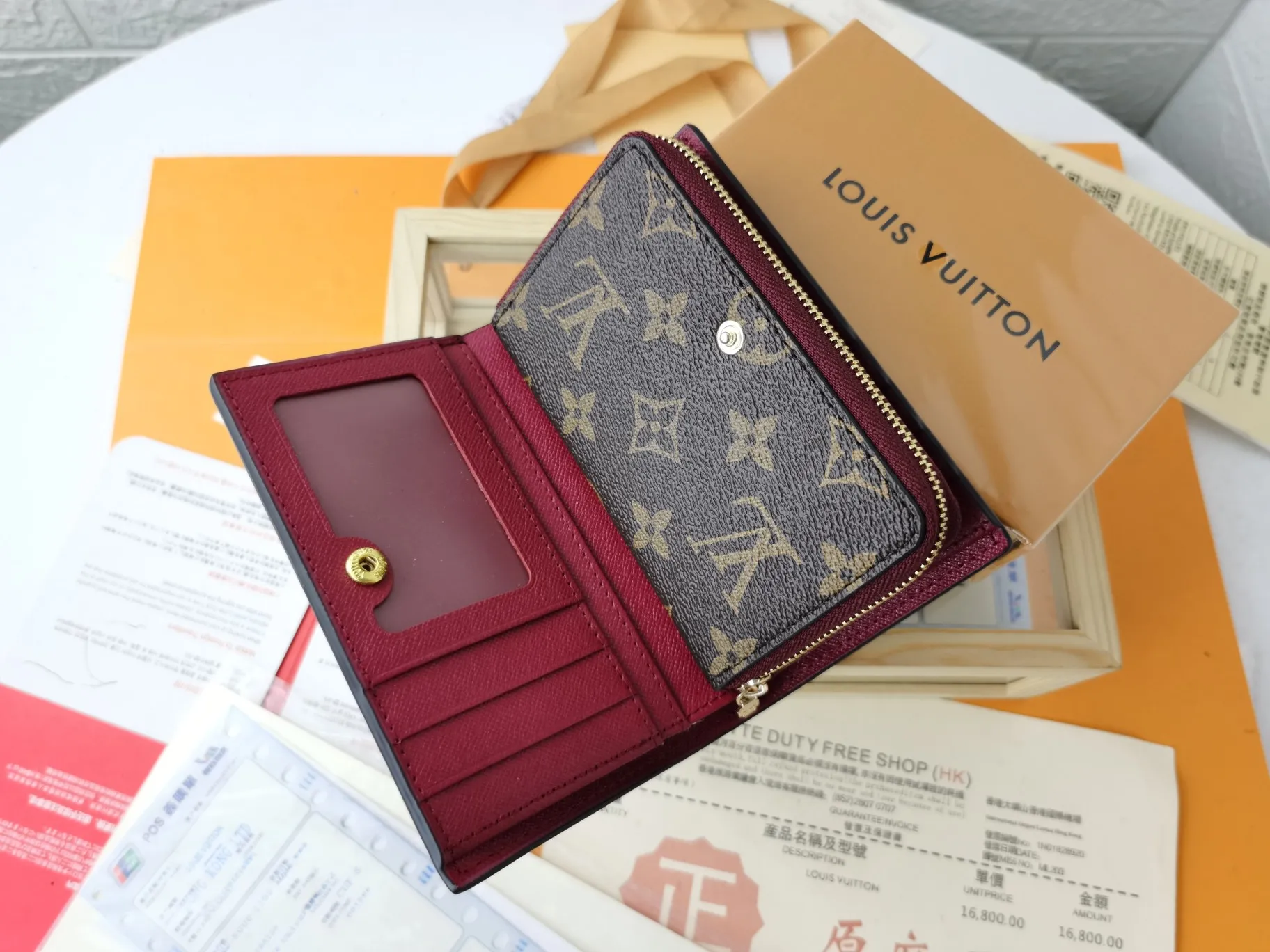 P140💰Top original version💎【Real shot with home background】M86366 is a checkered wallet that combines various styles and is made of canvas. It can carry credit cards, banknotes and money with you. The eye-catching buckle is engraved with the Louis Vuitton signature, and the gorgeous gold-toned brass rivets add sophistication. Size: 13✖9cm