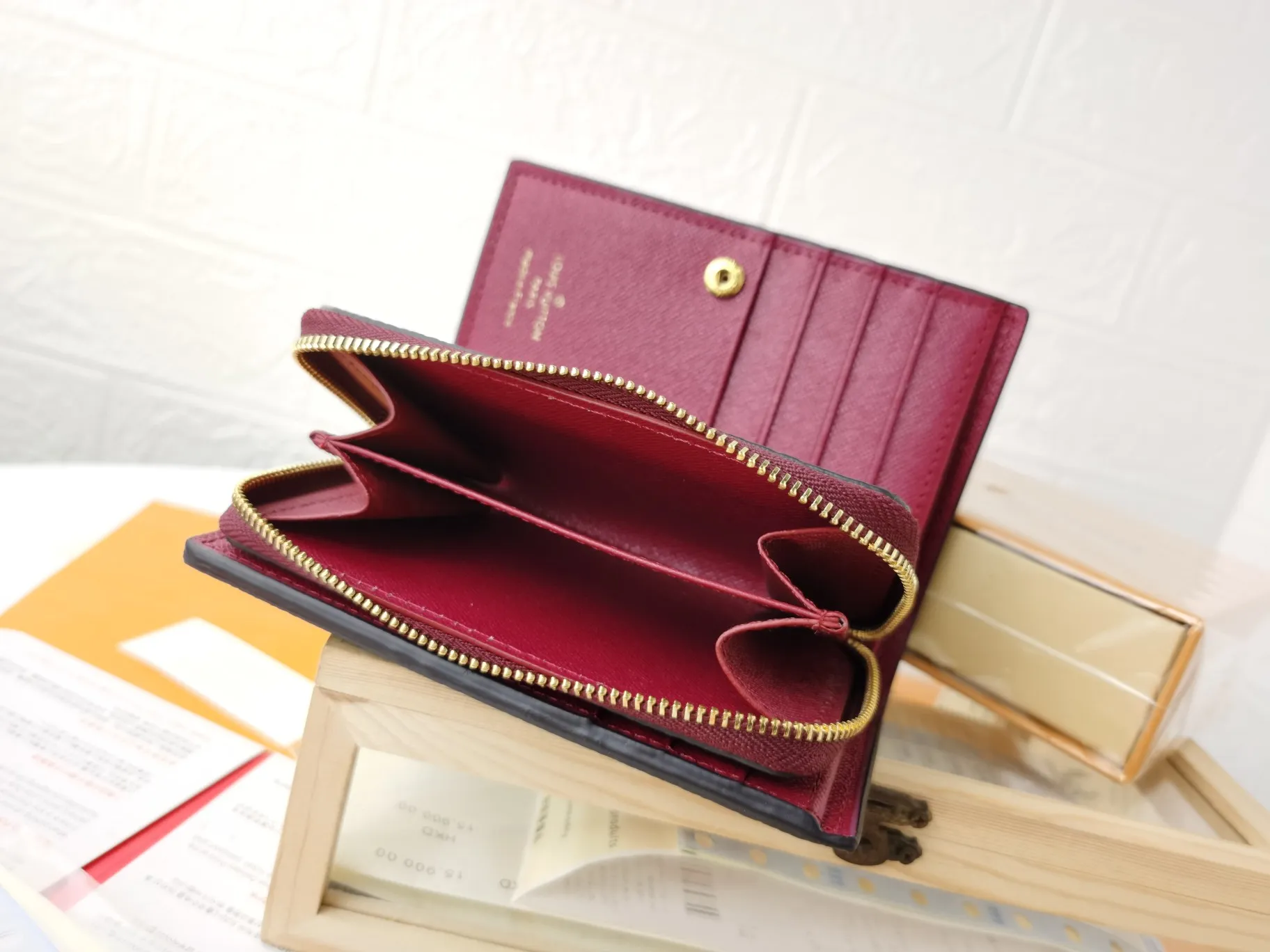 P140💰Top original version💎【Real shot with home background】M86366 is a checkered wallet that combines various styles and is made of canvas. It can carry credit cards, banknotes and money with you. The eye-catching buckle is engraved with the Louis Vuitton signature, and the gorgeous gold-toned brass rivets add sophistication. Size: 13✖9cm