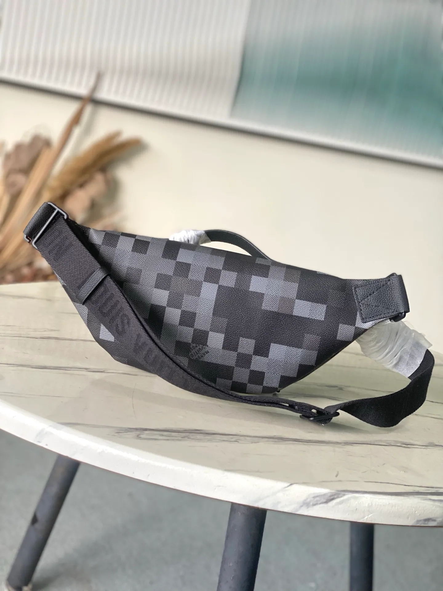 💰820 Top original order M14920 This Rush waist bag is made of Damoflage Black canvas to present a modern and trendy configuration, and the pixelated Damier pattern is laid out on it to create a camouflage effect. Adjustable shoulder strap allows for comfortable waist, shoulder or cross-body wear. Dimensions: 30 × 15 × 8 cm