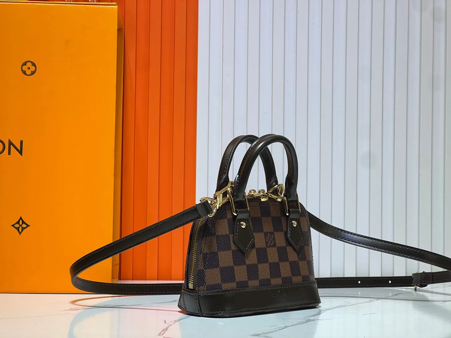 Batch 240💰Upgraded original version [Alma Nano Shell Handbag] M82717 Presbyopia Coffee Grid Mini Shell Bag Series New launch Nano Alma Handbag Reproduces the iconic Alma bag's Nano Alma in a miniature version. Louis Vuitton's signature Monogram canvas material harmonizes with the natural leather upholstery. Expertly crafted items that combine traditional charm with modern functionality. Opening the double zippers reveals an interior design with surprisingly ample storage space. With two leather handles and an adjustable, removable shoulder strap, it can be styled in a variety of ways.  Dimensions: 18 x 12 x 8 cm