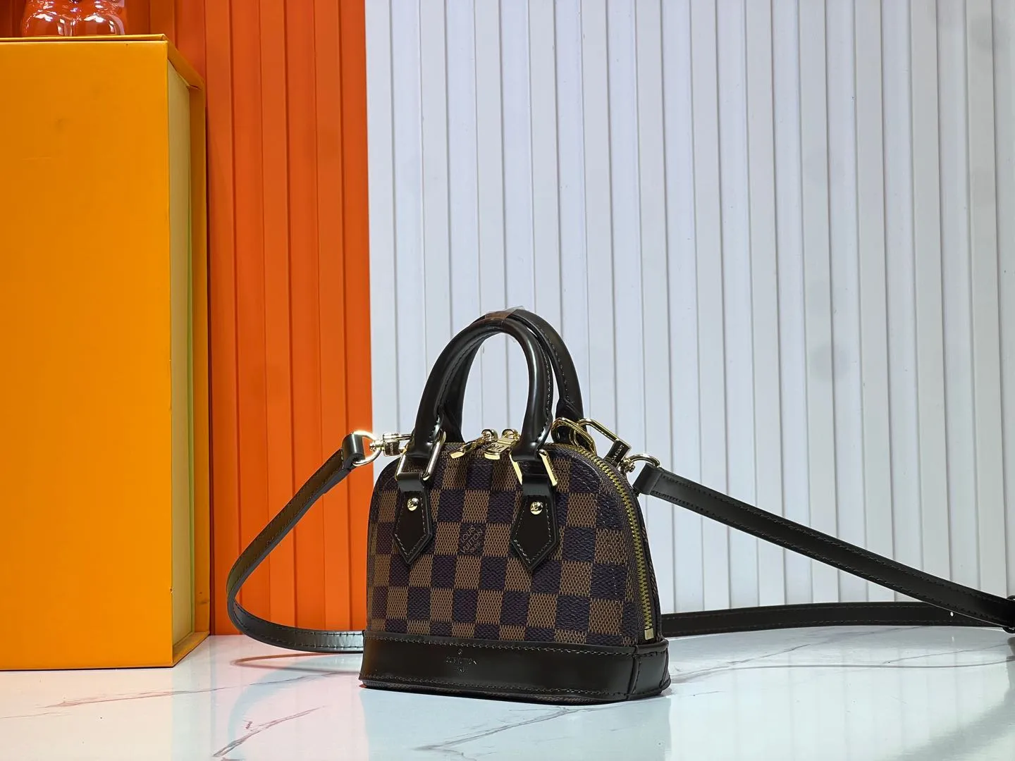 Batch 240💰Upgraded original version [Alma Nano Shell Handbag] M82717 Presbyopia Coffee Grid Mini Shell Bag Series New launch Nano Alma Handbag Reproduces the iconic Alma bag's Nano Alma in a miniature version. Louis Vuitton's signature Monogram canvas material harmonizes with the natural leather upholstery. Expertly crafted items that combine traditional charm with modern functionality. Opening the double zippers reveals an interior design with surprisingly ample storage space. With two leather handles and an adjustable, removable shoulder strap, it can be styled in a variety of ways.  Dimensions: 18 x 12 x 8 cm