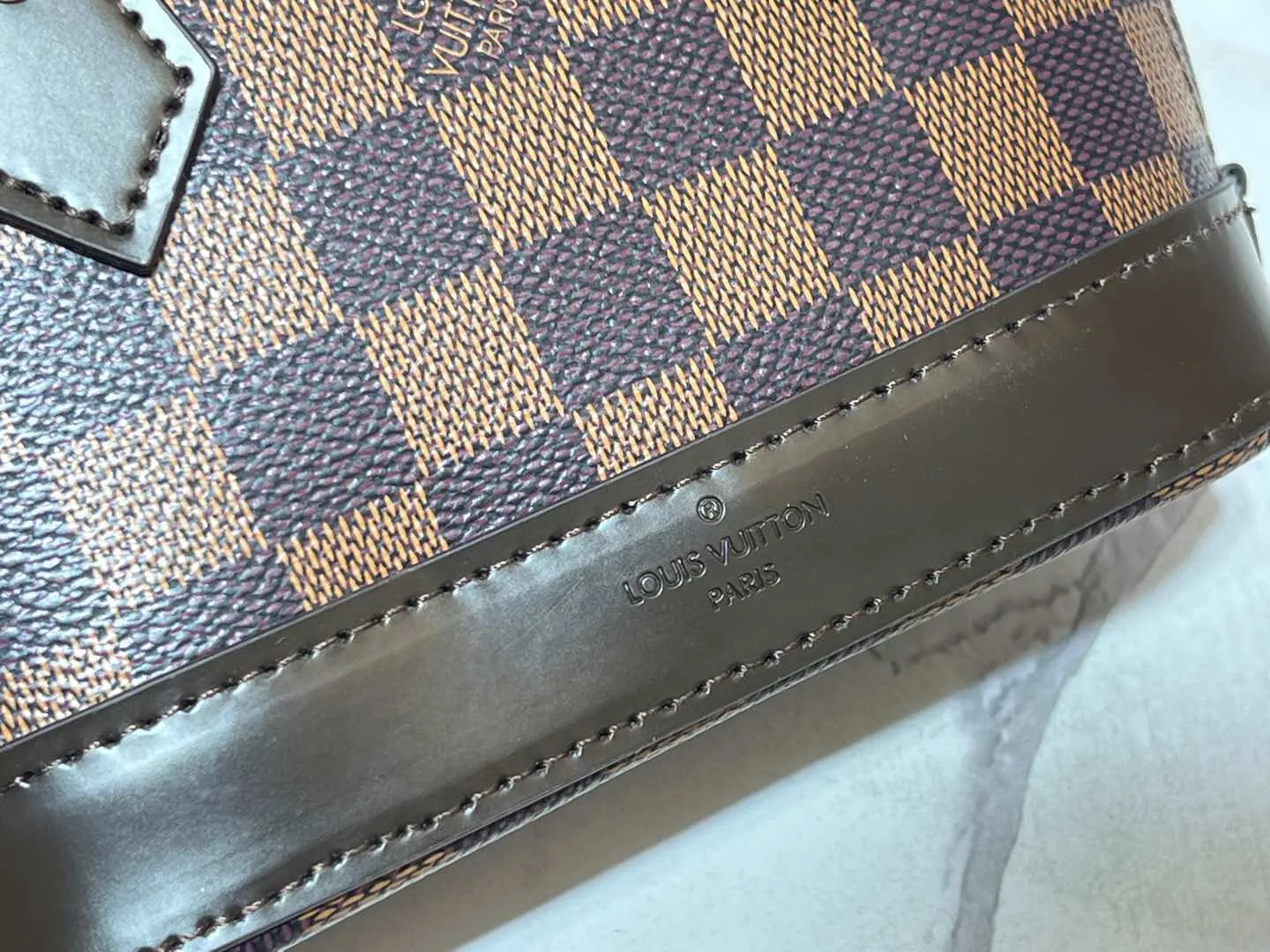 Batch 240💰Upgraded original version [Alma Nano Shell Handbag] M82717 Presbyopia Coffee Grid Mini Shell Bag Series New launch Nano Alma Handbag Reproduces the iconic Alma bag's Nano Alma in a miniature version. Louis Vuitton's signature Monogram canvas material harmonizes with the natural leather upholstery. Expertly crafted items that combine traditional charm with modern functionality. Opening the double zippers reveals an interior design with surprisingly ample storage space. With two leather handles and an adjustable, removable shoulder strap, it can be styled in a variety of ways.  Dimensions: 18 x 12 x 8 cm