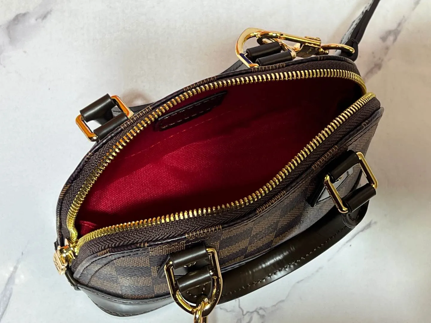 Batch 240💰Upgraded original version [Alma Nano Shell Handbag] M82717 Presbyopia Coffee Grid Mini Shell Bag Series New launch Nano Alma Handbag Reproduces the iconic Alma bag's Nano Alma in a miniature version. Louis Vuitton's signature Monogram canvas material harmonizes with the natural leather upholstery. Expertly crafted items that combine traditional charm with modern functionality. Opening the double zippers reveals an interior design with surprisingly ample storage space. With two leather handles and an adjustable, removable shoulder strap, it can be styled in a variety of ways.  Dimensions: 18 x 12 x 8 cm