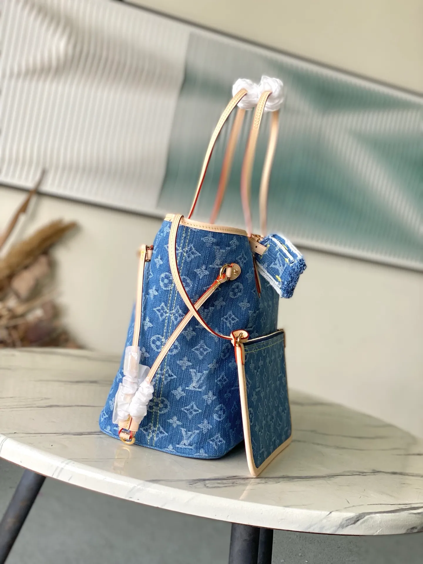 💰1220 Top original order M13192 This medium-sized Neverfull handbag is made of Monogram denim with cow leather trim. The adjustable straps on the side can flexibly tighten the silhouette, making it a classic choice for urban travel. There is plenty of space to easily store a 13-inch laptop, and multiple pockets such as a detachable zipper bag complete the functionality. Dimensions: 31 × 28 × 14 cm