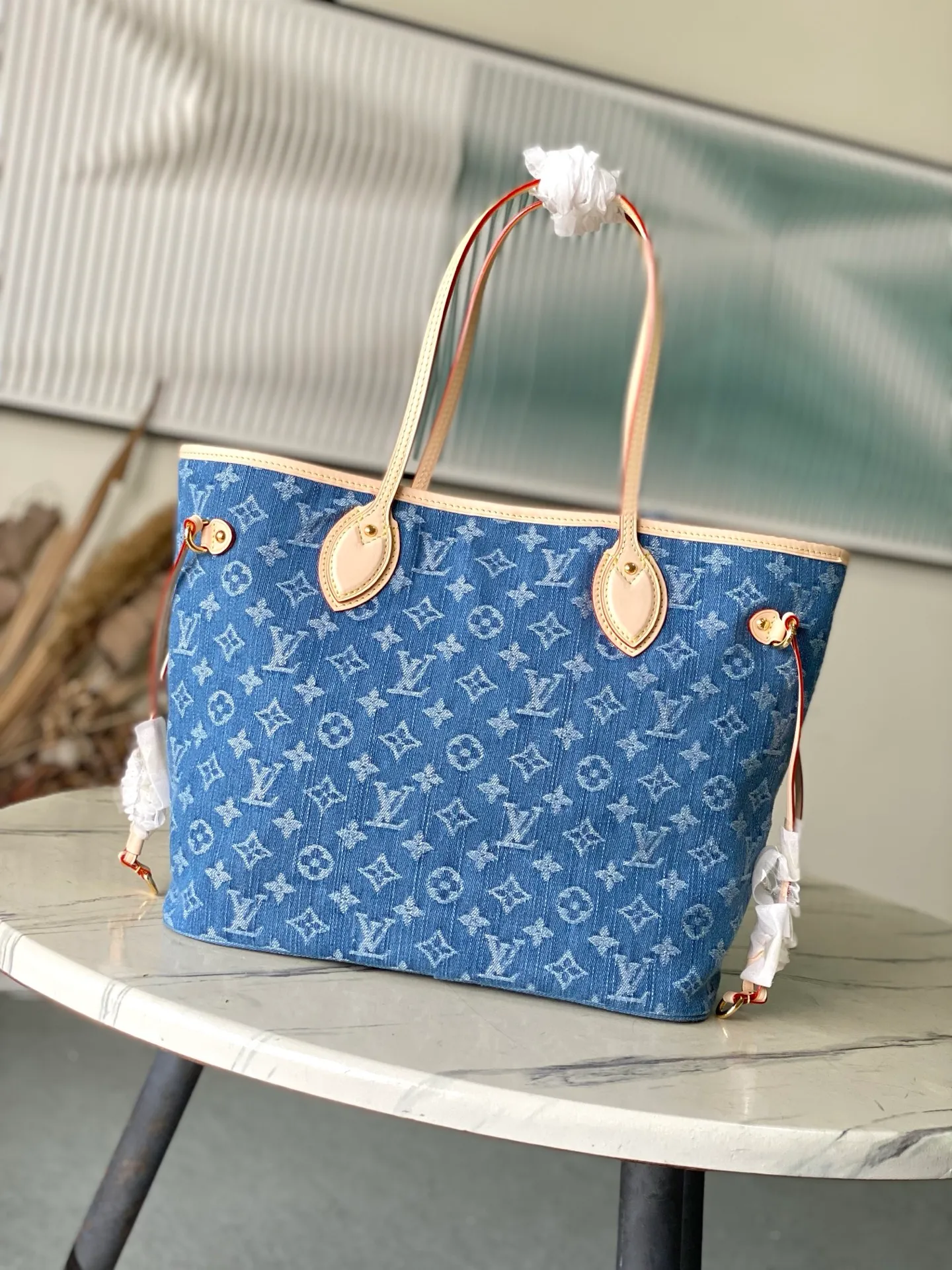 💰1220 Top original order M13192 This medium-sized Neverfull handbag is made of Monogram denim with cow leather trim. The adjustable straps on the side can flexibly tighten the silhouette, making it a classic choice for urban travel. There is plenty of space to easily store a 13-inch laptop, and multiple pockets such as a detachable zipper bag complete the functionality. Dimensions: 31 × 28 × 14 cm