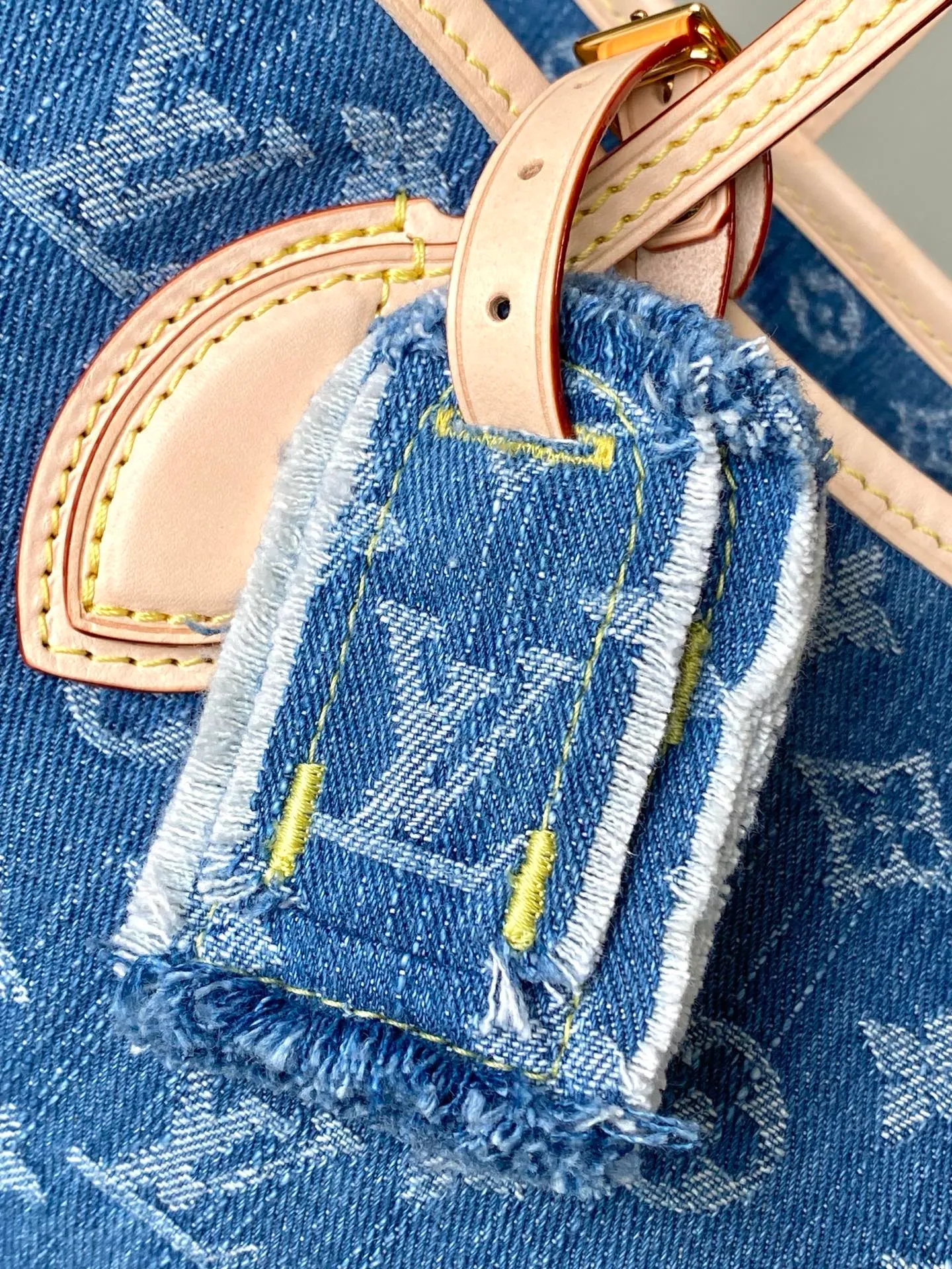 💰1220 Top original order M13192 This medium-sized Neverfull handbag is made of Monogram denim with cow leather trim. The adjustable straps on the side can flexibly tighten the silhouette, making it a classic choice for urban travel. There is plenty of space to easily store a 13-inch laptop, and multiple pockets such as a detachable zipper bag complete the functionality. Dimensions: 31 × 28 × 14 cm