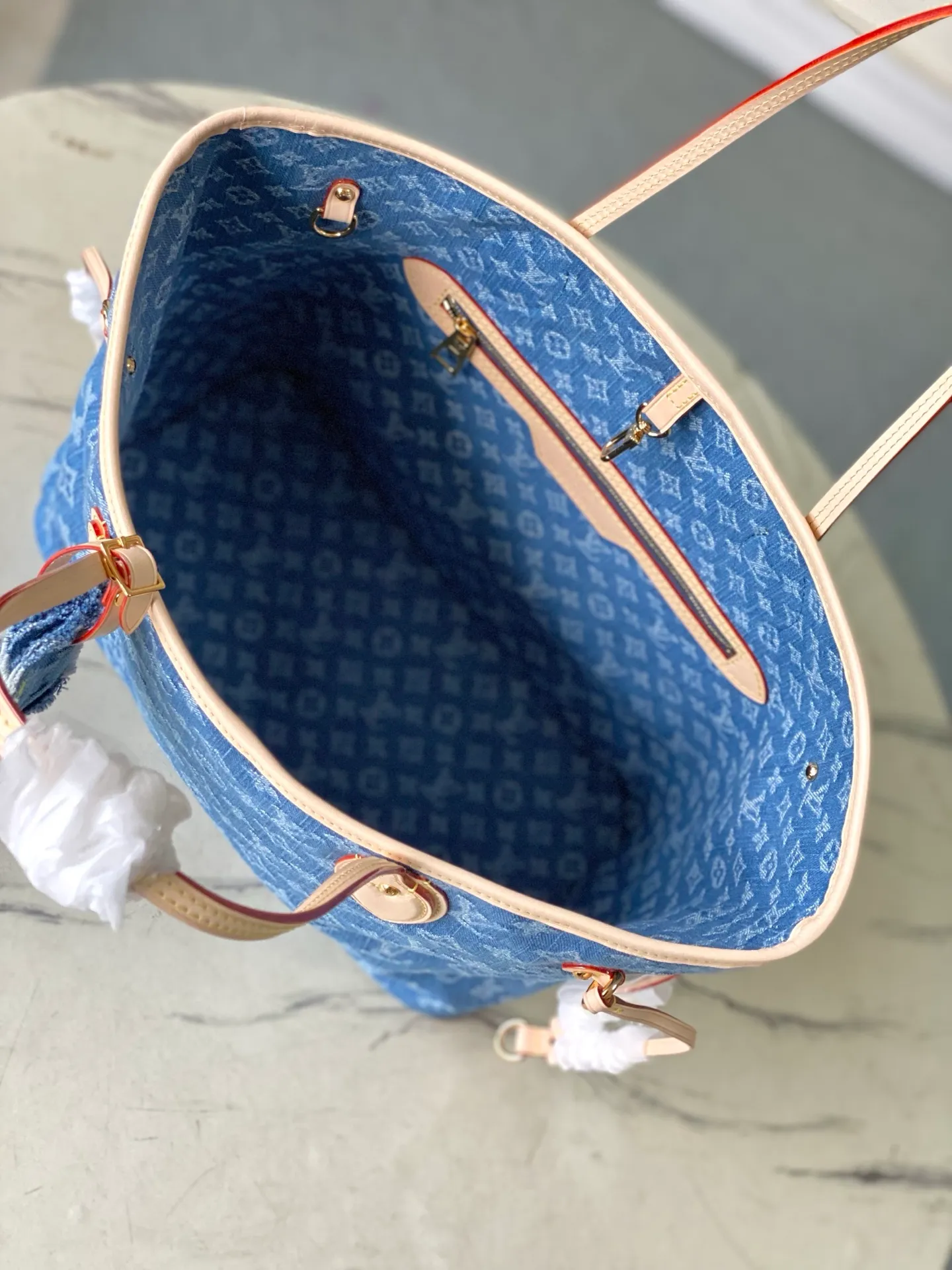 💰1220 Top original order M13192 This medium-sized Neverfull handbag is made of Monogram denim with cow leather trim. The adjustable straps on the side can flexibly tighten the silhouette, making it a classic choice for urban travel. There is plenty of space to easily store a 13-inch laptop, and multiple pockets such as a detachable zipper bag complete the functionality. Dimensions: 31 × 28 × 14 cm
