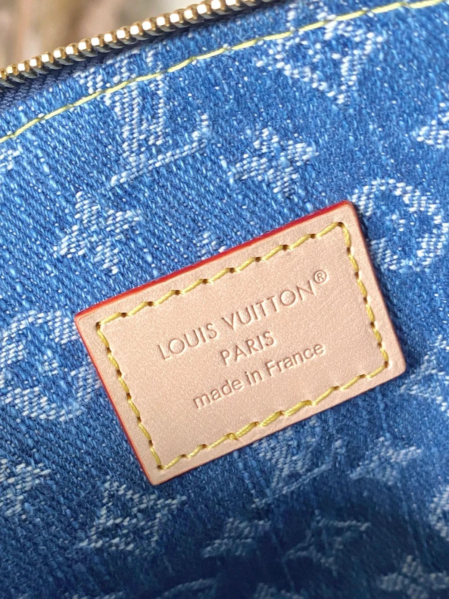 💰1220 Top original order M13192 This medium-sized Neverfull handbag is made of Monogram denim with cow leather trim. The adjustable straps on the side can flexibly tighten the silhouette, making it a classic choice for urban travel. There is plenty of space to easily store a 13-inch laptop, and multiple pockets such as a detachable zipper bag complete the functionality. Dimensions: 31 × 28 × 14 cm
