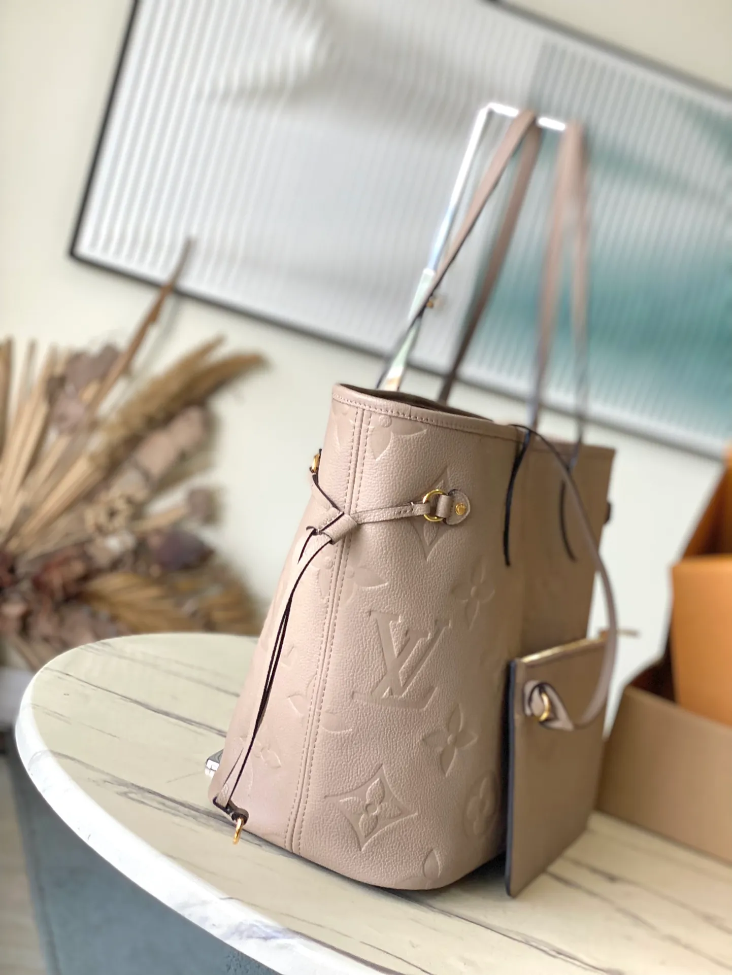 💰1180 (top layer leather) top original order M45686 This Neverfull medium handbag is made of Monogram Empreinte grain leather, with microfiber lining and metal parts. Tighten or loosen the side ties for a smart or relaxed look. The zippered inner bag can be removed for separate use. Dimensions: 31 × 28 × 14 cm