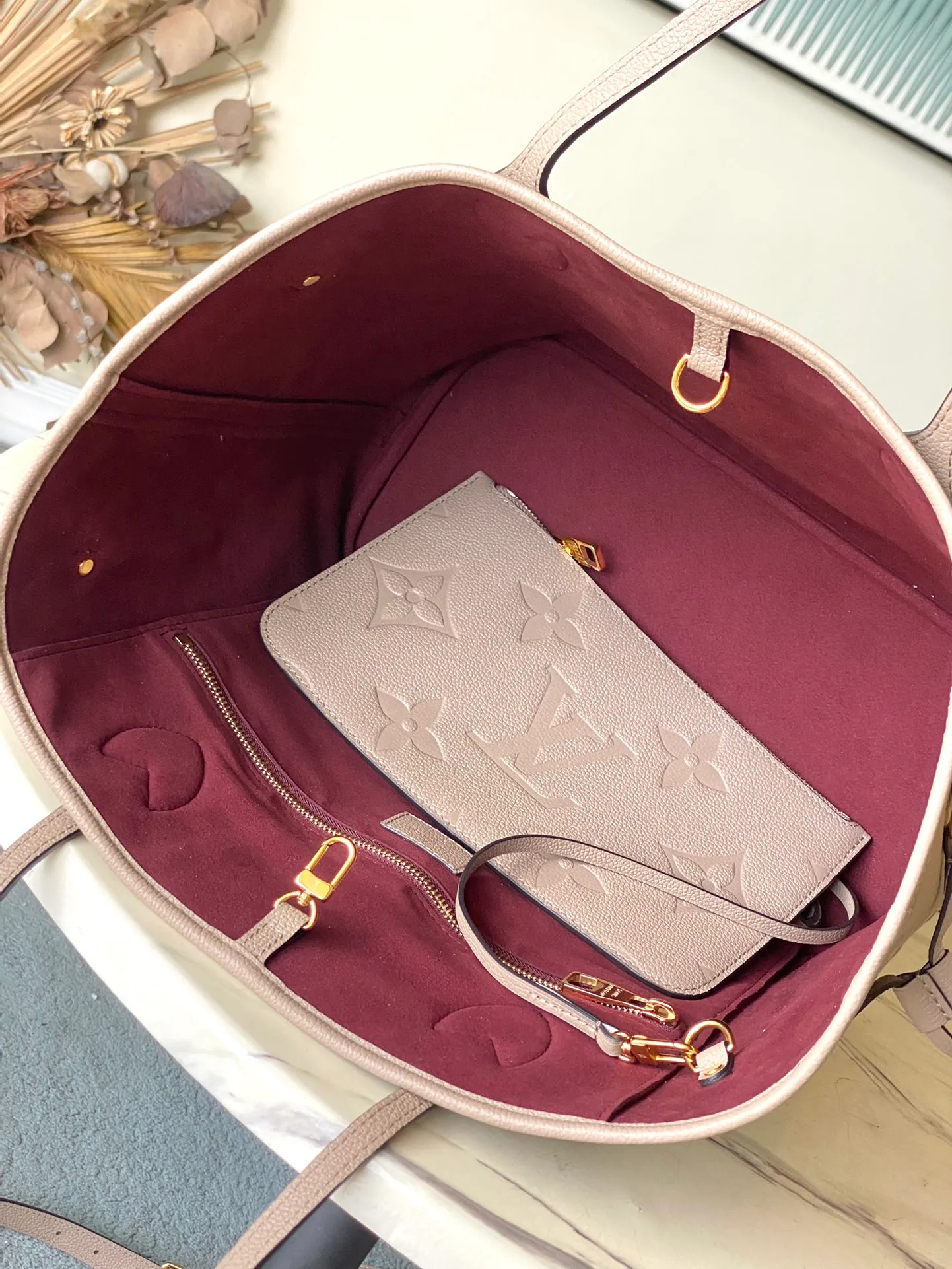 💰1180 (top layer leather) top original order M45686 This Neverfull medium handbag is made of Monogram Empreinte grain leather, with microfiber lining and metal parts. Tighten or loosen the side ties for a smart or relaxed look. The zippered inner bag can be removed for separate use. Dimensions: 31 × 28 × 14 cm