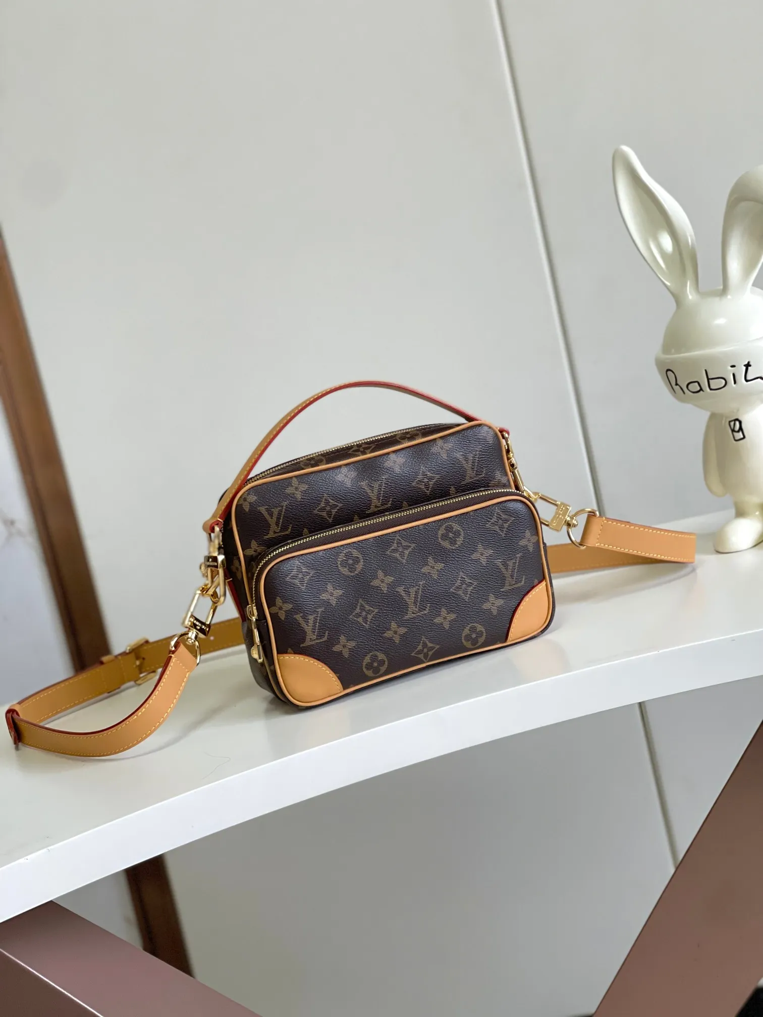 💰1020 Top-quality original 163 chip M14016 Nil handbag is stylish and compact. It belongs to the Monogram Archive series. The body is made of Monogram coated canvas and decorated with cow leather trim. Combining vintage details with modern elegance, the bag features reinforced corners and Pharrell Williams' new pearl zippers. The detachable handle and strap are flexible and portable. 17.5 x 11 x 25 cm (height x width x length)