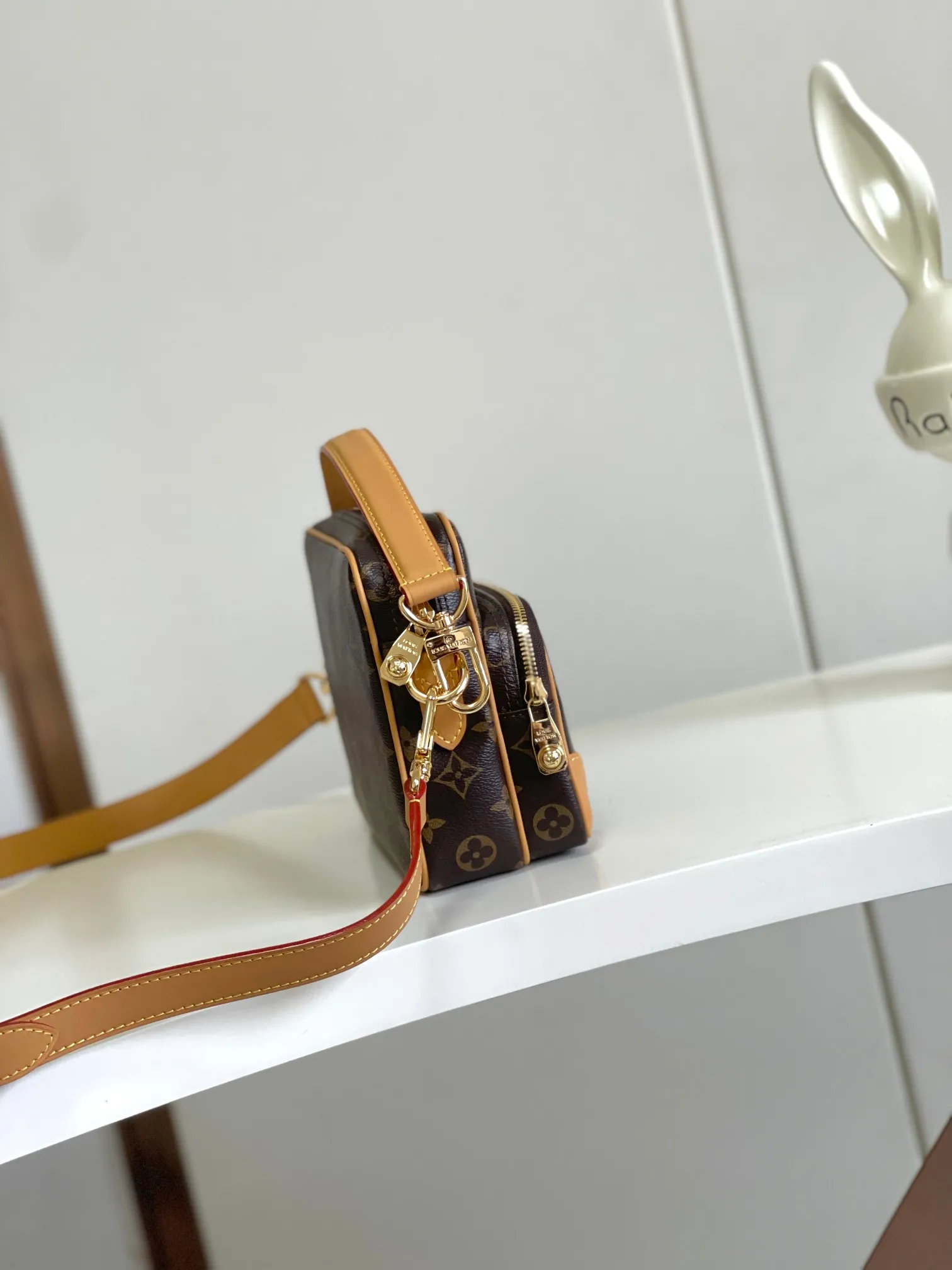 💰1020 Top-quality original 163 chip M14016 Nil handbag is stylish and compact. It belongs to the Monogram Archive series. The body is made of Monogram coated canvas and decorated with cow leather trim. Combining vintage details with modern elegance, the bag features reinforced corners and Pharrell Williams' new pearl zippers. The detachable handle and strap are flexible and portable. 17.5 x 11 x 25 cm (height x width x length)