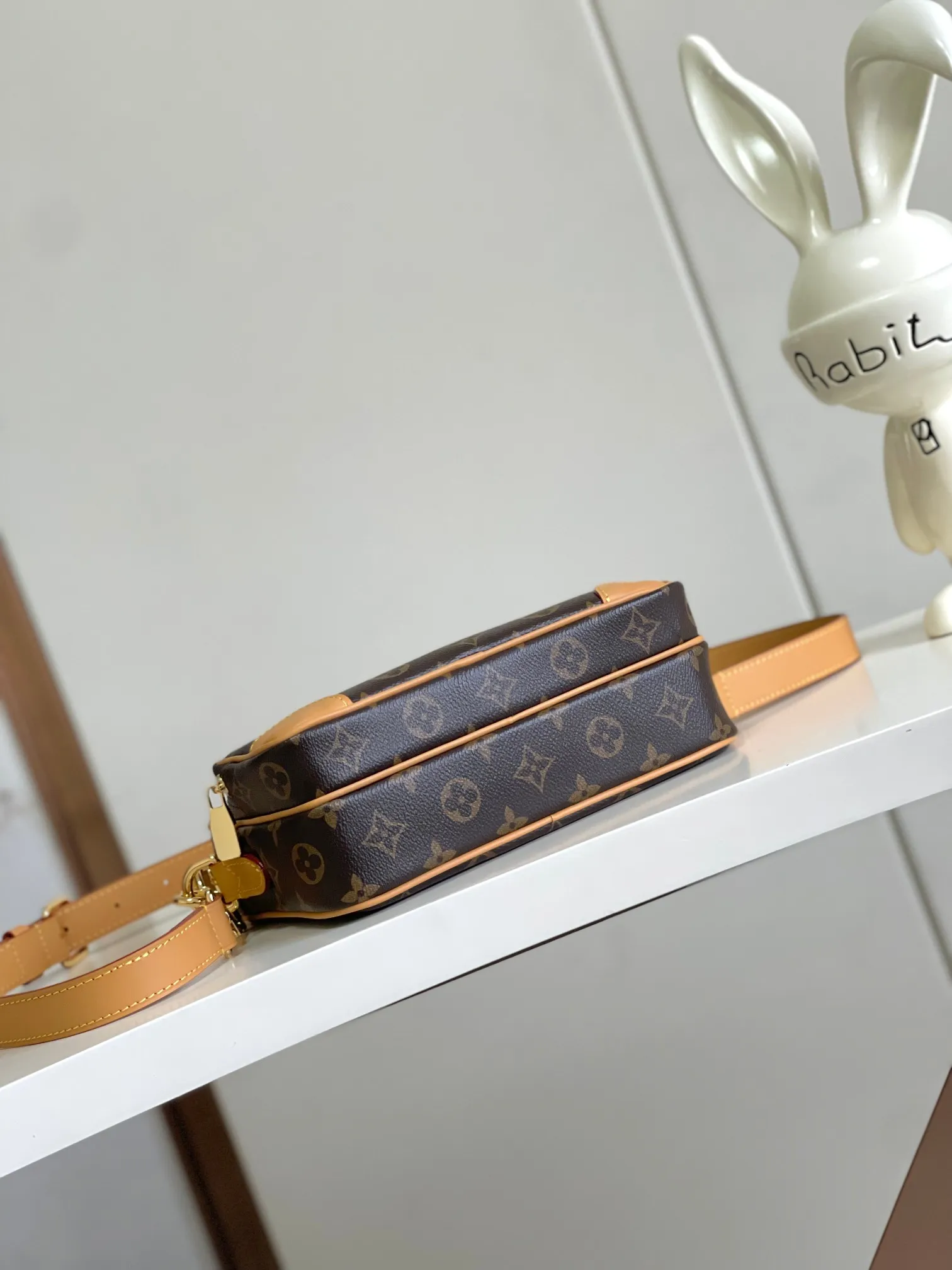 💰1020 Top-quality original 163 chip M14016 Nil handbag is stylish and compact. It belongs to the Monogram Archive series. The body is made of Monogram coated canvas and decorated with cow leather trim. Combining vintage details with modern elegance, the bag features reinforced corners and Pharrell Williams' new pearl zippers. The detachable handle and strap are flexible and portable. 17.5 x 11 x 25 cm (height x width x length)