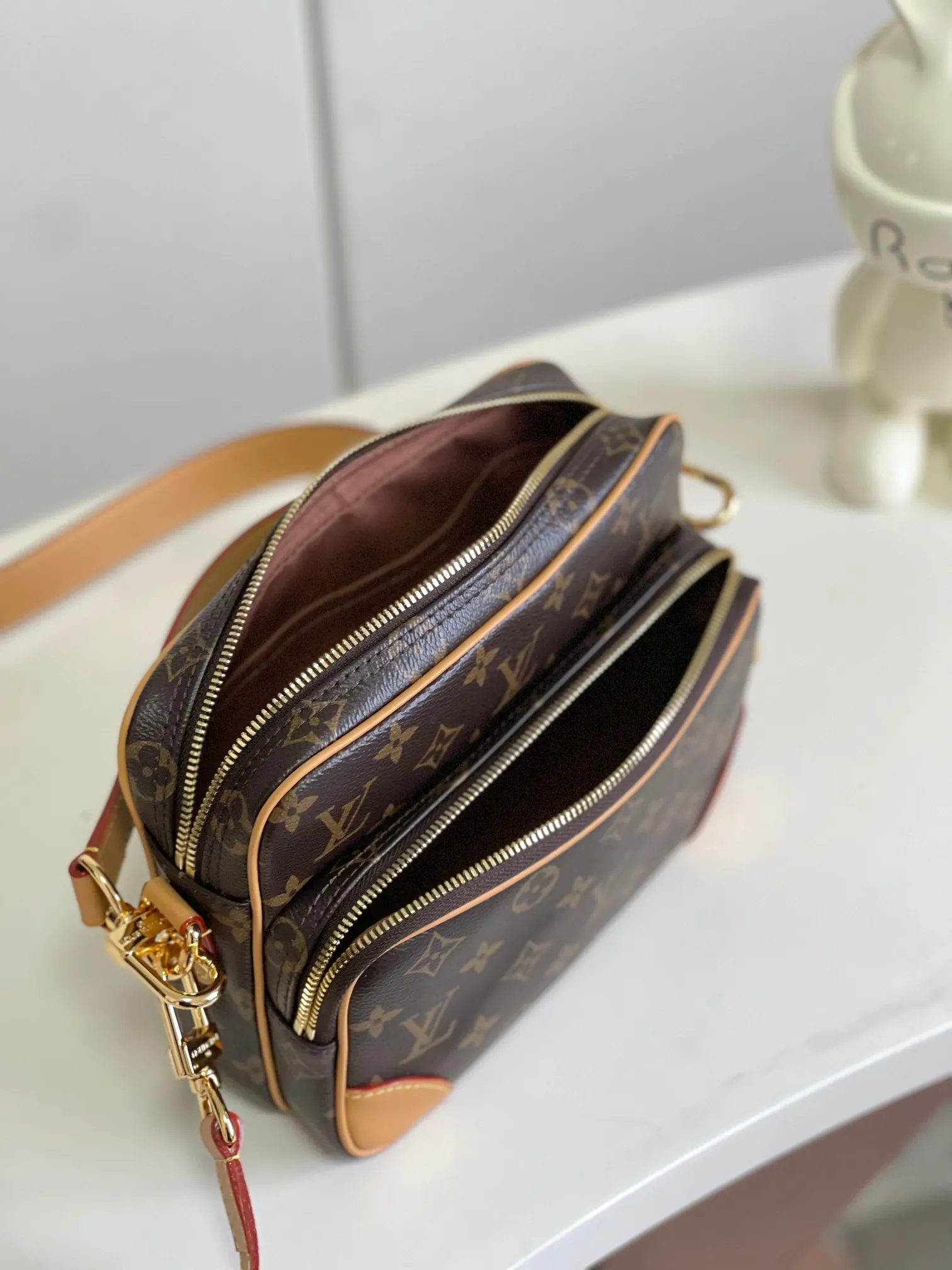 💰1020 Top-quality original 163 chip M14016 Nil handbag is stylish and compact. It belongs to the Monogram Archive series. The body is made of Monogram coated canvas and decorated with cow leather trim. Combining vintage details with modern elegance, the bag features reinforced corners and Pharrell Williams' new pearl zippers. The detachable handle and strap are flexible and portable. 17.5 x 11 x 25 cm (height x width x length)