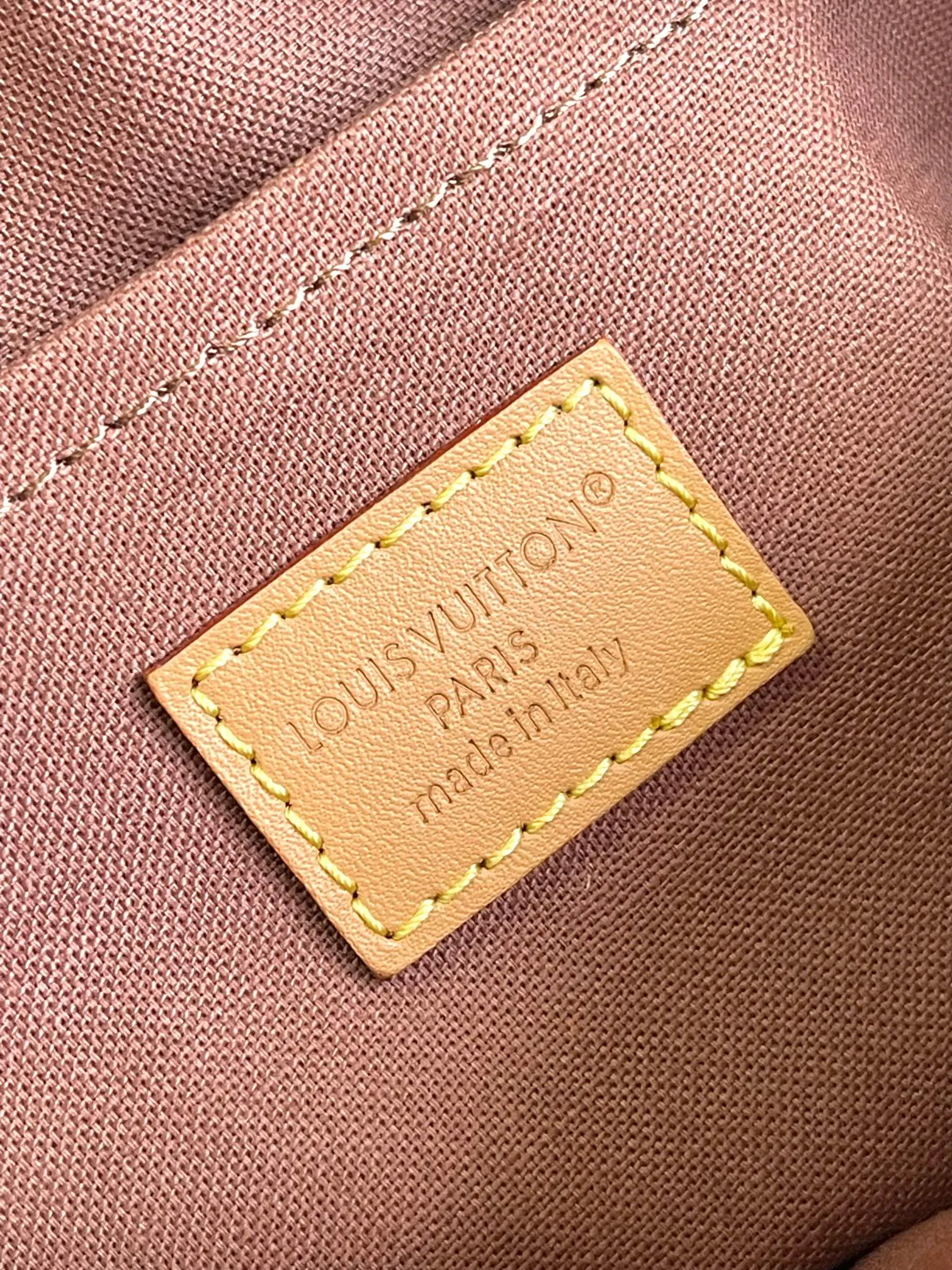 💰1020 Top-quality original 163 chip M14016 Nil handbag is stylish and compact. It belongs to the Monogram Archive series. The body is made of Monogram coated canvas and decorated with cow leather trim. Combining vintage details with modern elegance, the bag features reinforced corners and Pharrell Williams' new pearl zippers. The detachable handle and strap are flexible and portable. 17.5 x 11 x 25 cm (height x width x length)