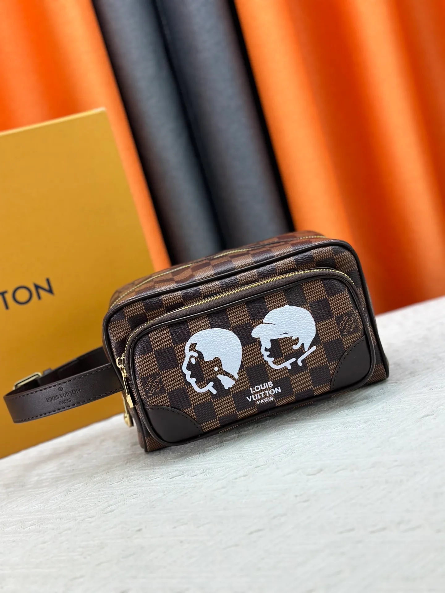 P260 M40800 Upgraded original M11765 M116760M83112 M83113 N40747 N40567 M47069 M24988 This Locker Dopp Kit toiletry bag is made of Monogram canvas, integrating contemporary trends and elegant style. The compact design contains ample space to easily store daily necessities. The washable lining and adjustable side handles make it a convenient on-the-go experience. 23.0 x 13.0 x 12.0 cm (length x height x width)