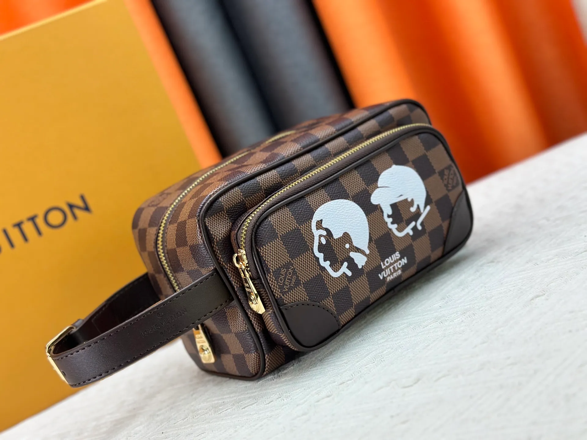 P260 M40800 Upgraded original M11765 M116760M83112 M83113 N40747 N40567 M47069 M24988 This Locker Dopp Kit toiletry bag is made of Monogram canvas, integrating contemporary trends and elegant style. The compact design contains ample space to easily store daily necessities. The washable lining and adjustable side handles make it a convenient on-the-go experience. 23.0 x 13.0 x 12.0 cm (length x height x width)