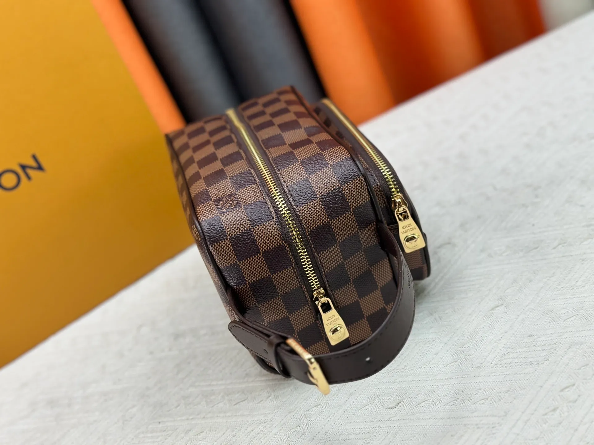 P260 M40800 Upgraded original M11765 M116760M83112 M83113 N40747 N40567 M47069 M24988 This Locker Dopp Kit toiletry bag is made of Monogram canvas, integrating contemporary trends and elegant style. The compact design contains ample space to easily store daily necessities. The washable lining and adjustable side handles make it a convenient on-the-go experience. 23.0 x 13.0 x 12.0 cm (length x height x width)