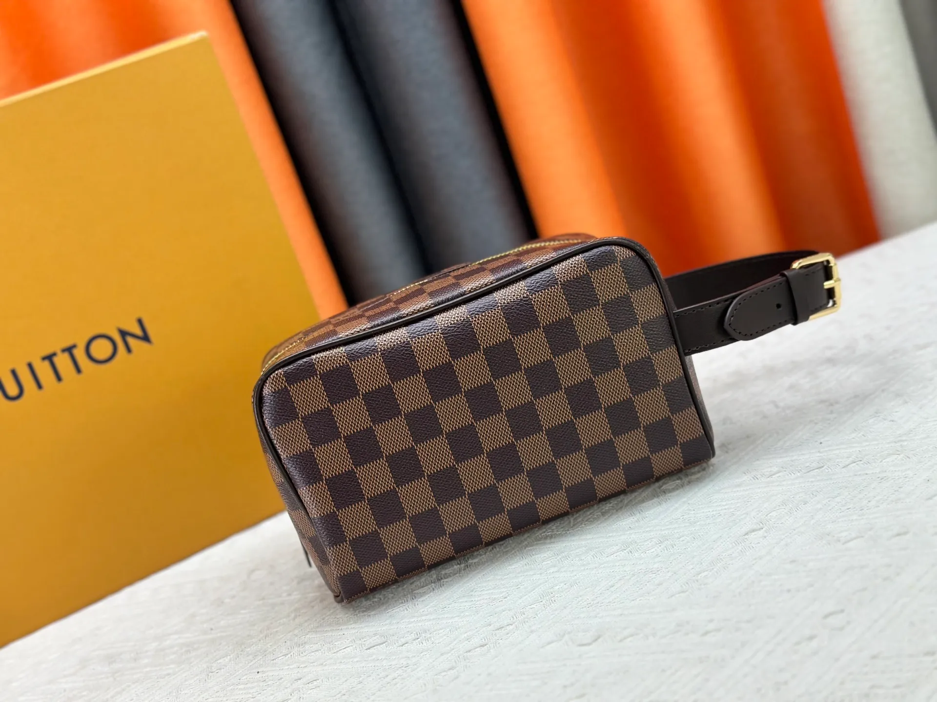 P260 M40800 Upgraded original M11765 M116760M83112 M83113 N40747 N40567 M47069 M24988 This Locker Dopp Kit toiletry bag is made of Monogram canvas, integrating contemporary trends and elegant style. The compact design contains ample space to easily store daily necessities. The washable lining and adjustable side handles make it a convenient on-the-go experience. 23.0 x 13.0 x 12.0 cm (length x height x width)