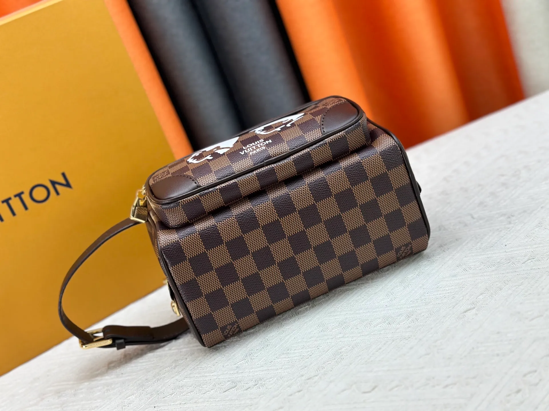 P260 M40800 Upgraded original M11765 M116760M83112 M83113 N40747 N40567 M47069 M24988 This Locker Dopp Kit toiletry bag is made of Monogram canvas, integrating contemporary trends and elegant style. The compact design contains ample space to easily store daily necessities. The washable lining and adjustable side handles make it a convenient on-the-go experience. 23.0 x 13.0 x 12.0 cm (length x height x width)