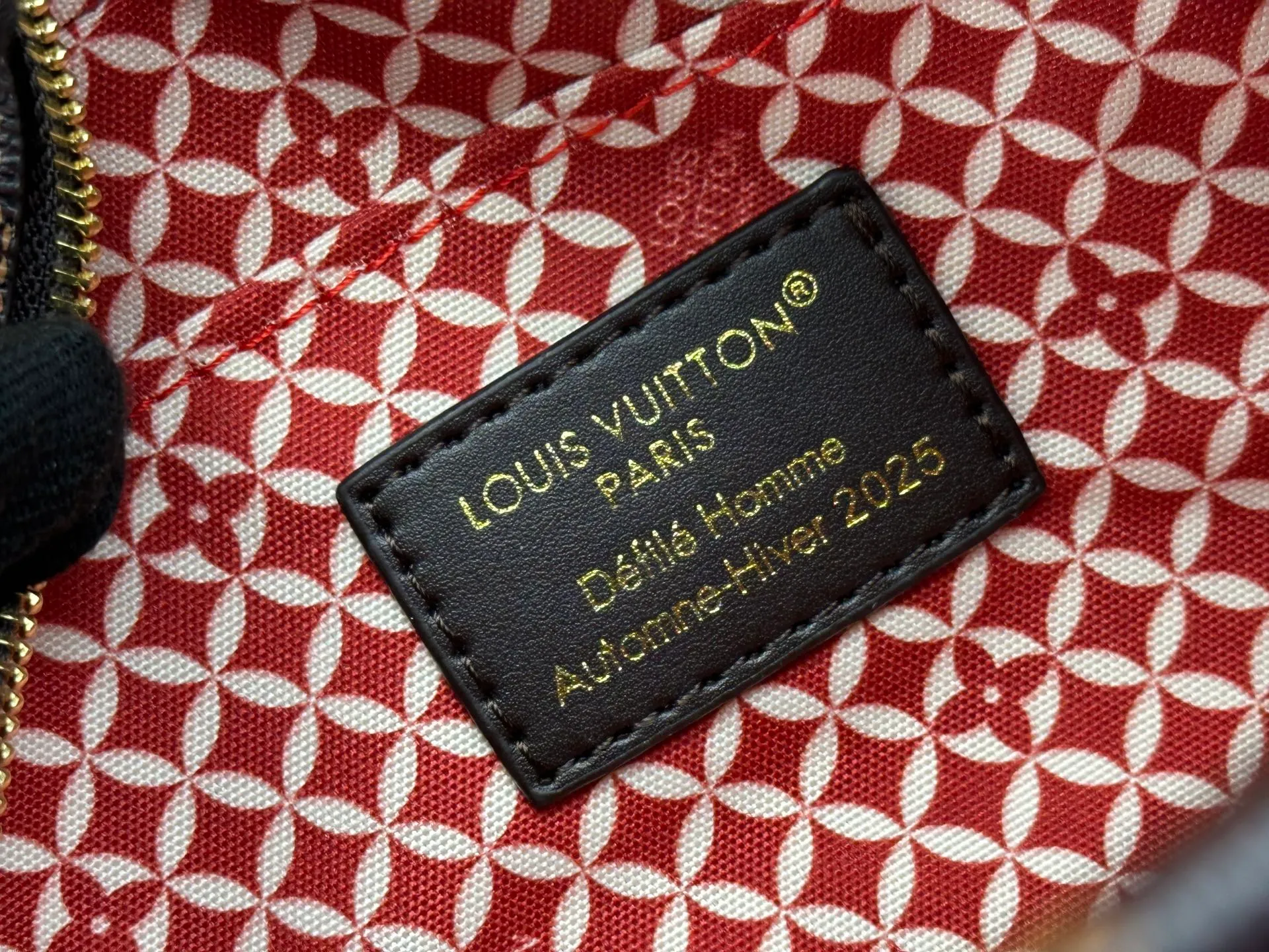 P260 M40800 Upgraded original M11765 M116760M83112 M83113 N40747 N40567 M47069 M24988 This Locker Dopp Kit toiletry bag is made of Monogram canvas, integrating contemporary trends and elegant style. The compact design contains ample space to easily store daily necessities. The washable lining and adjustable side handles make it a convenient on-the-go experience. 23.0 x 13.0 x 12.0 cm (length x height x width)