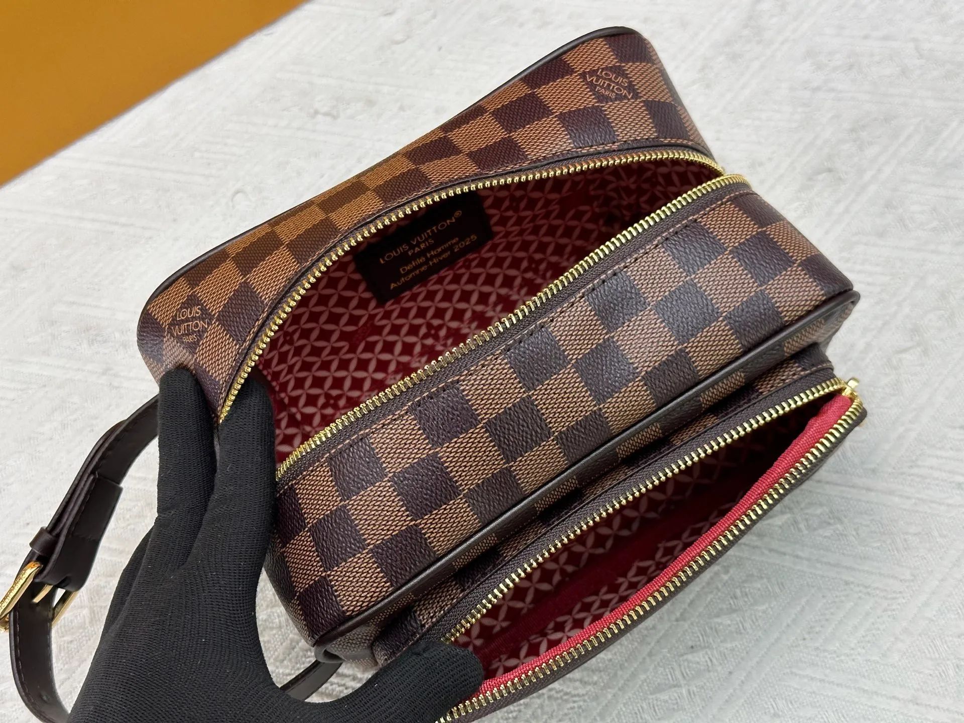 P260 M40800 Upgraded original M11765 M116760M83112 M83113 N40747 N40567 M47069 M24988 This Locker Dopp Kit toiletry bag is made of Monogram canvas, integrating contemporary trends and elegant style. The compact design contains ample space to easily store daily necessities. The washable lining and adjustable side handles make it a convenient on-the-go experience. 23.0 x 13.0 x 12.0 cm (length x height x width)