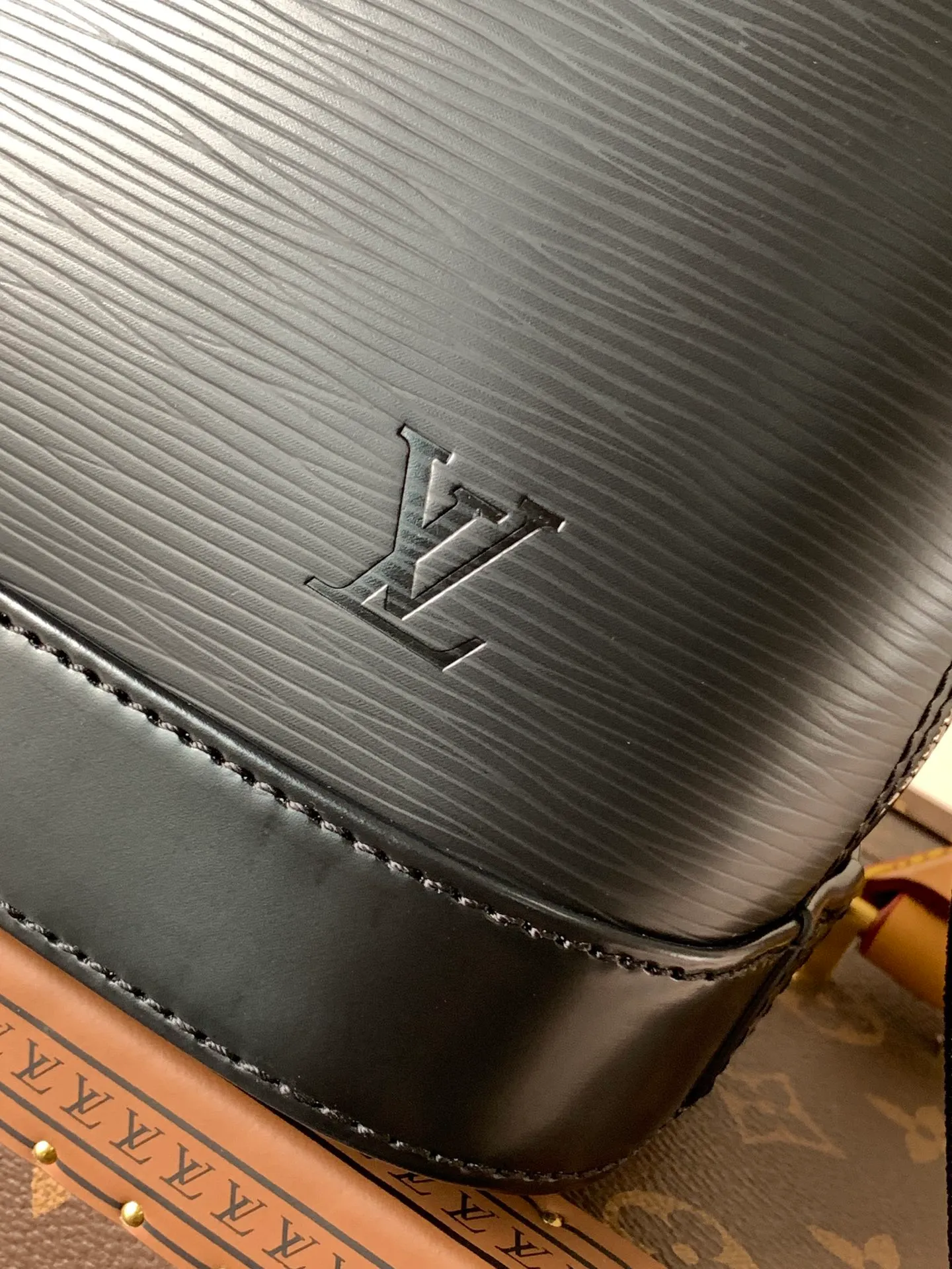 💰1240 (top layer leather) top original order, transcoding chip M59217 black M57540 caramel color M58706 off-white M22620 pink top original order This Alma BB handbag uses colorful Epi leather to present one of Louis Vuitton's iconic designs, and the jacquard shoulder strap is decorated with Louis Vuitton logo embroidery and Monogram on both sides. Flower clusters, with delicate stitching edges, bring the visual focus with dynamic new ideas. Dimensions: 23.5 x 17.5 x 11.5 cm (L x H x W) • Epi grained cowhide leather • Epi leather trim • Microfiber lining • Metal hardware • Double zip closure • Padlock • Key holder • Internal patch pocket • Metal base stud • Shoulder strap: removable, not adjustable • Half-length strap: 50.0 cm • Handle: Double handle