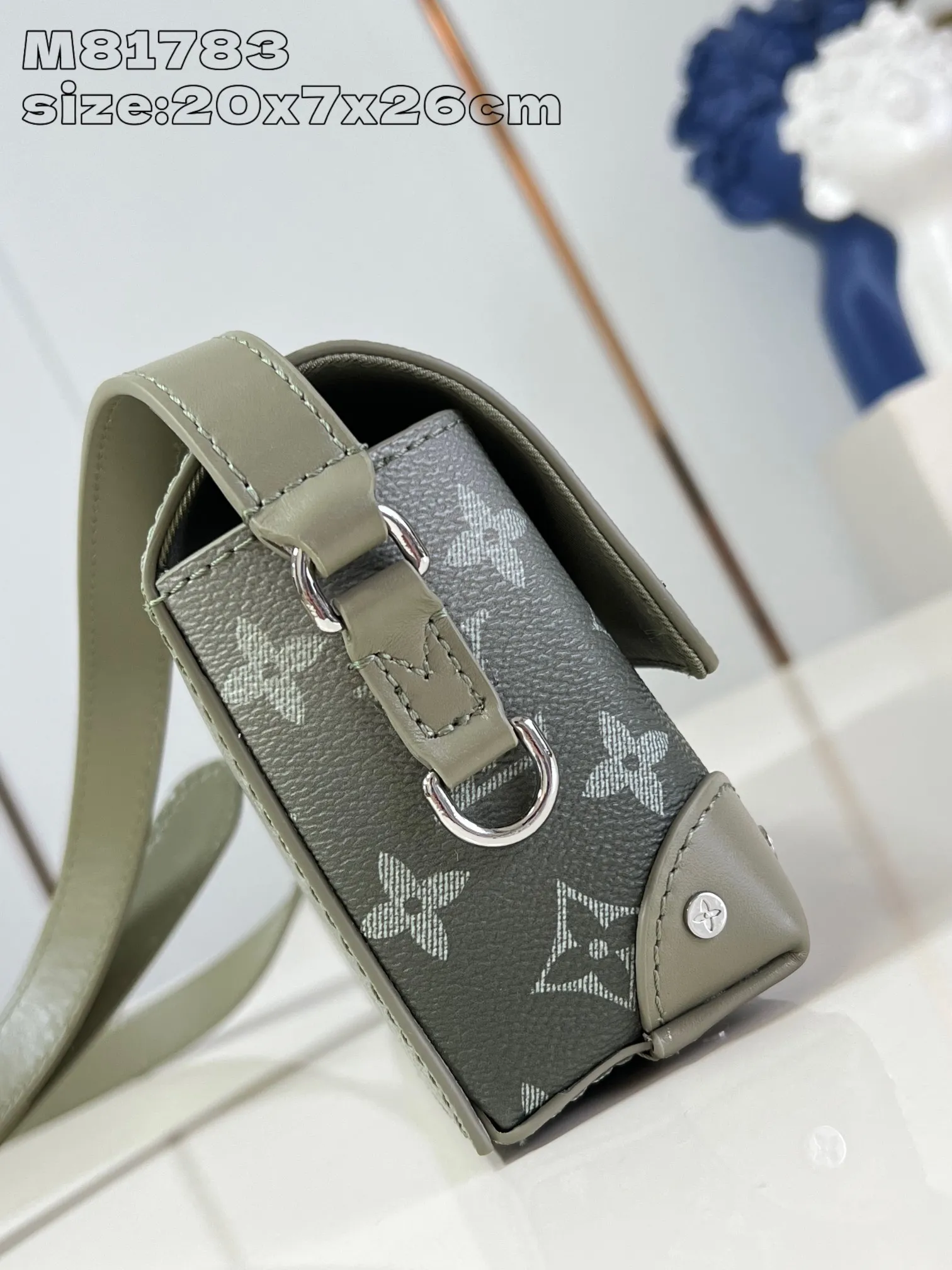 💰820 Top original individual real shot M81783 Gradient】M11543 This Steamer mini handbag is made of Monogram Gradient coated canvas with a gradient effect, and the pin and chain elements pay tribute to the original Steamer handbag. Reinforced corners and rivets recall the brand's hard case design, and the adjustable shoulder strap offers shoulder and cross-body options. 11 x 6.5 x 18 cm (height x width x length)