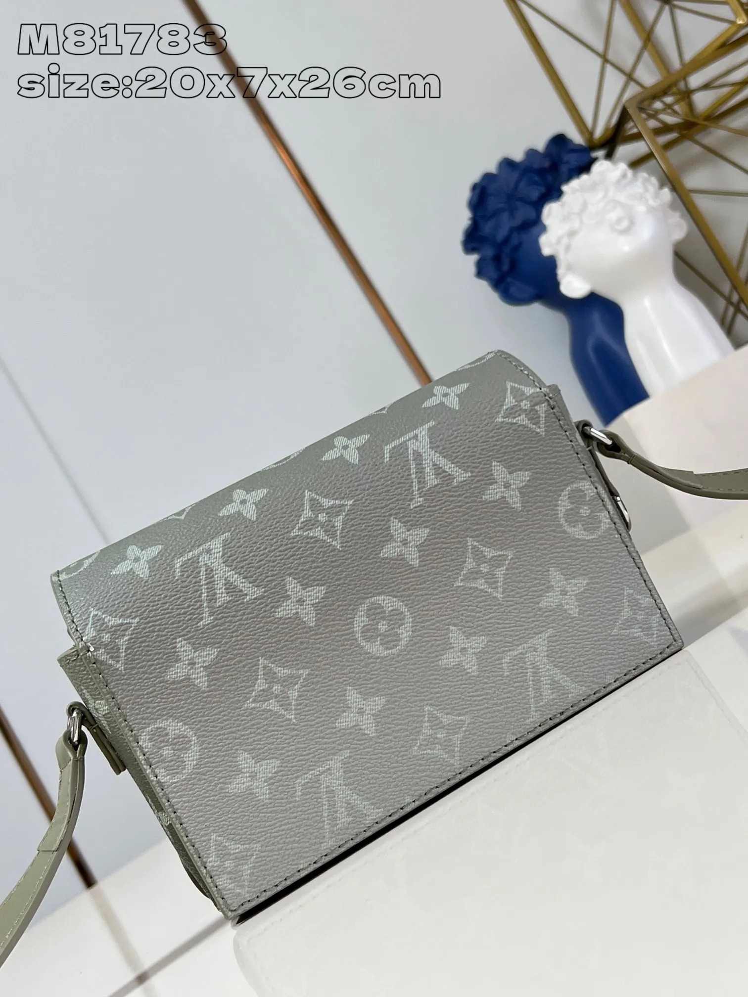 💰820 Top original individual real shot M81783 Gradient】M11543 This Steamer mini handbag is made of Monogram Gradient coated canvas with a gradient effect, and the pin and chain elements pay tribute to the original Steamer handbag. Reinforced corners and rivets recall the brand's hard case design, and the adjustable shoulder strap offers shoulder and cross-body options. 11 x 6.5 x 18 cm (height x width x length)