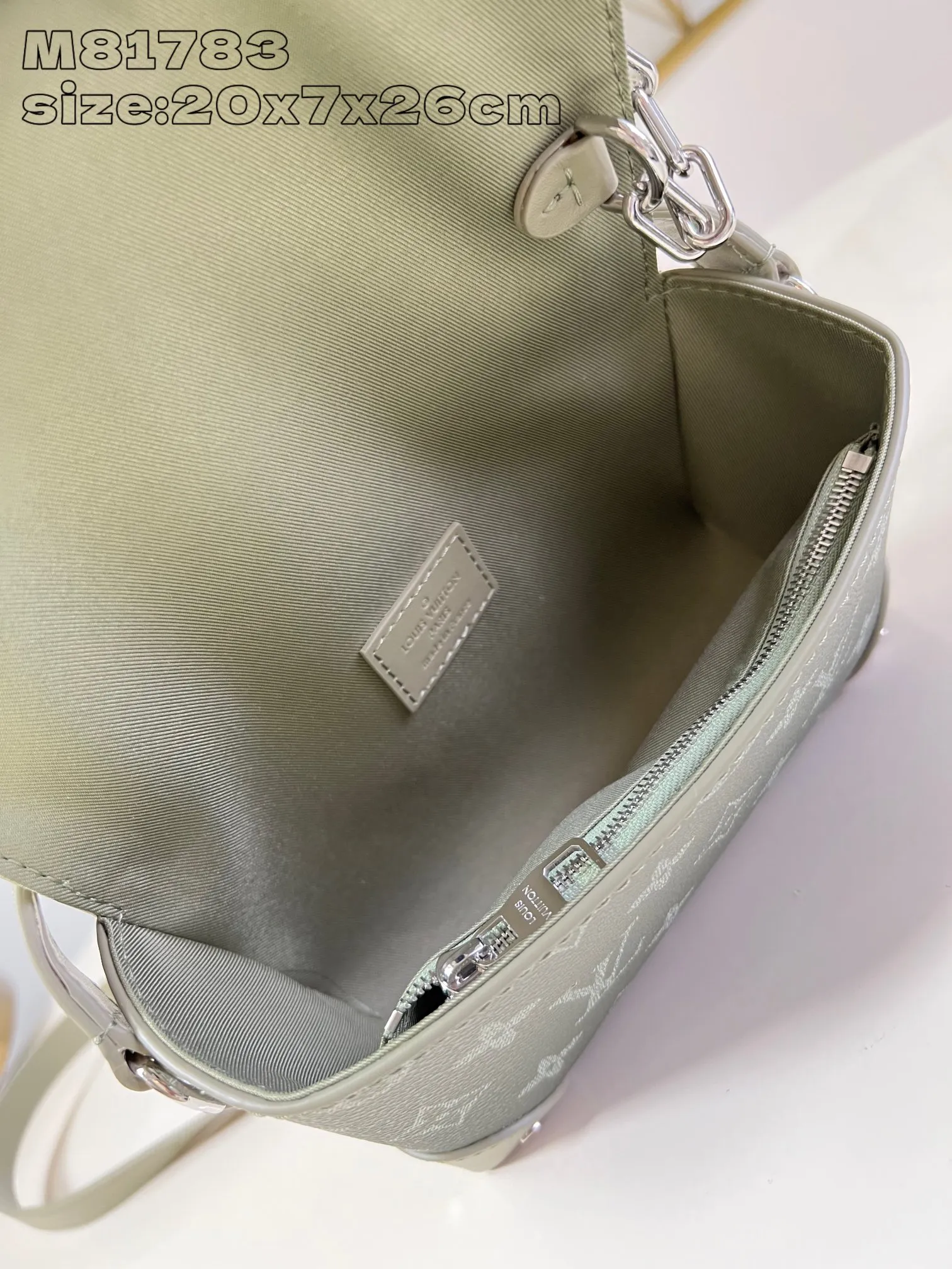 💰820 Top original individual real shot M81783 Gradient】M11543 This Steamer mini handbag is made of Monogram Gradient coated canvas with a gradient effect, and the pin and chain elements pay tribute to the original Steamer handbag. Reinforced corners and rivets recall the brand's hard case design, and the adjustable shoulder strap offers shoulder and cross-body options. 11 x 6.5 x 18 cm (height x width x length)