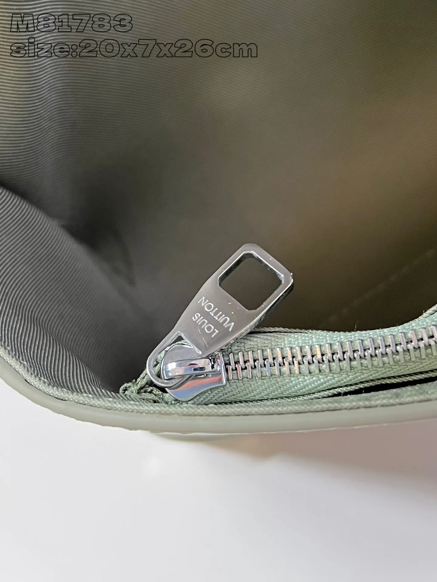 💰820 Top original individual real shot M81783 Gradient】M11543 This Steamer mini handbag is made of Monogram Gradient coated canvas with a gradient effect, and the pin and chain elements pay tribute to the original Steamer handbag. Reinforced corners and rivets recall the brand's hard case design, and the adjustable shoulder strap offers shoulder and cross-body options. 11 x 6.5 x 18 cm (height x width x length)