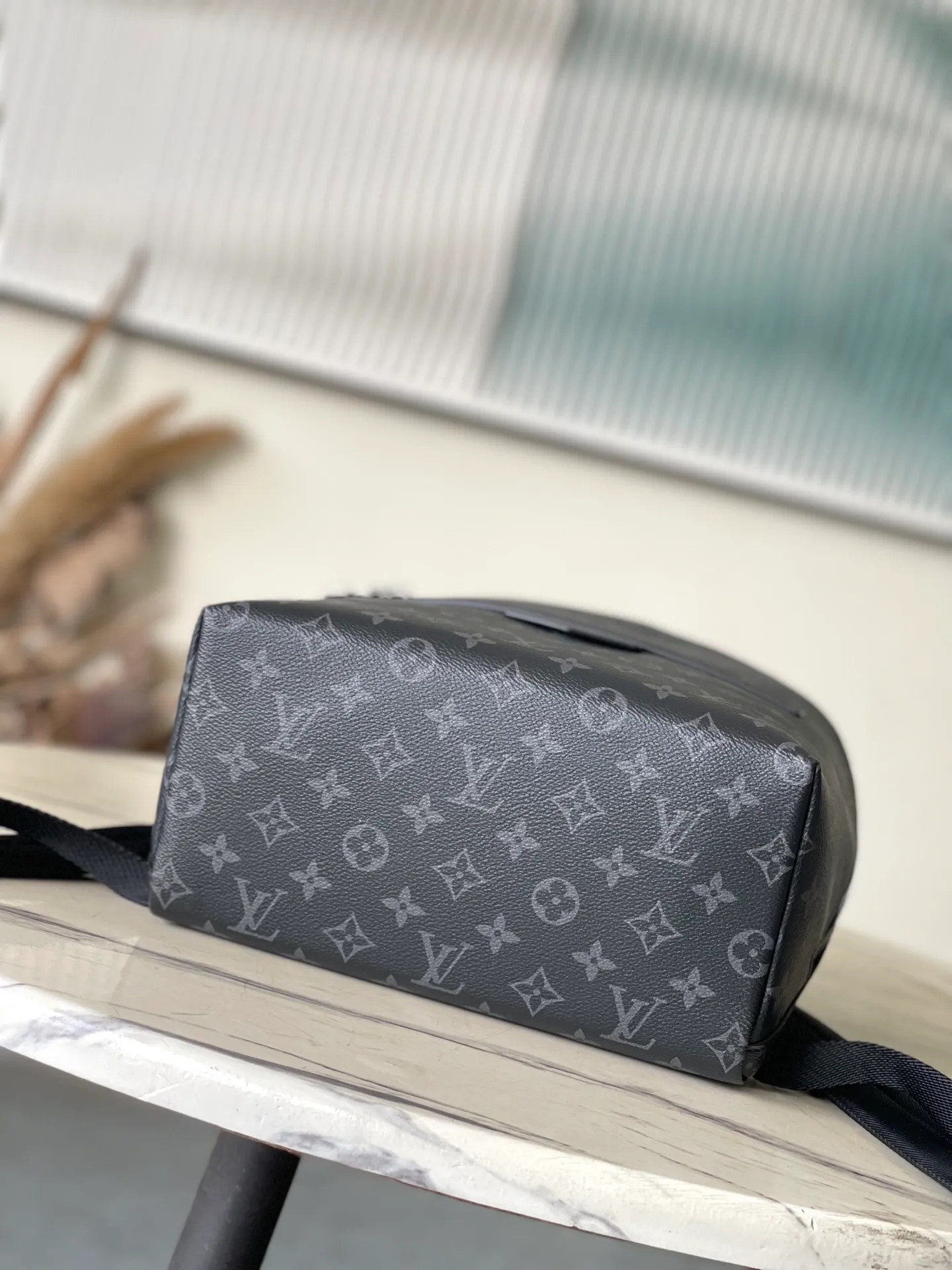 💰1020 Top original order M14020 This Discovery Slim backpack is made of Monogram Eclipse coated canvas. It has a compact structure and is integrated into the inner pocket of a laptop. It can easily handle business or leisure occasions with a trendy look. Adjustable padded fabric shoulder straps provide a more comfortable carrying experience, and the zippered front pocket provides easy access to frequently used items. Dimensions: 28 × 38 × 13 cm