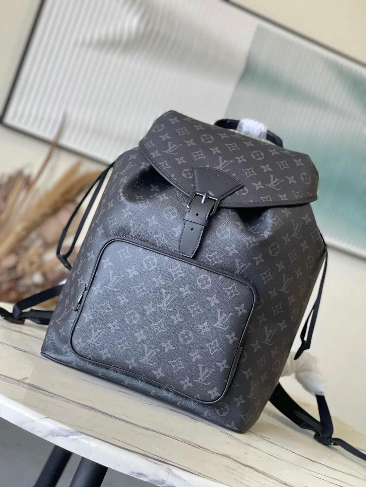 💰1060 Top original order M46683 Black Flower This Montsouris backpack is made of Monogram Eclipse canvas with cow leather trim. The drawstring and magnetic buckle strap ensure secure storage. The large zippered front pocket makes it easy to take everything you need on the go, and the adjustable shoulder strap provides a comfortable carrying experience. Dimensions: 32 × 40 × 19 cm