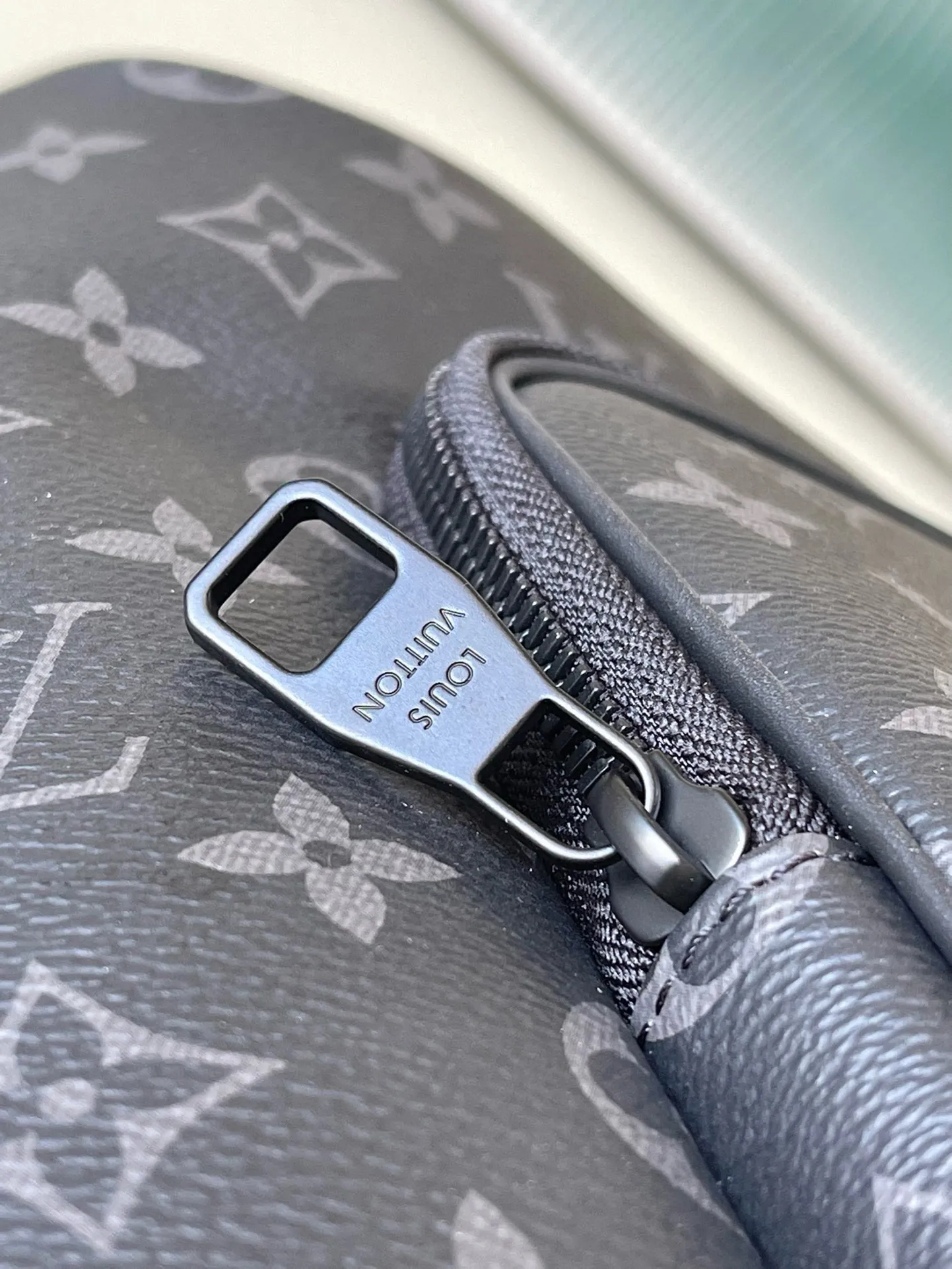 💰1060 Top original order M46683 Black Flower This Montsouris backpack is made of Monogram Eclipse canvas with cow leather trim. The drawstring and magnetic buckle strap ensure secure storage. The large zippered front pocket makes it easy to take everything you need on the go, and the adjustable shoulder strap provides a comfortable carrying experience. Dimensions: 32 × 40 × 19 cm