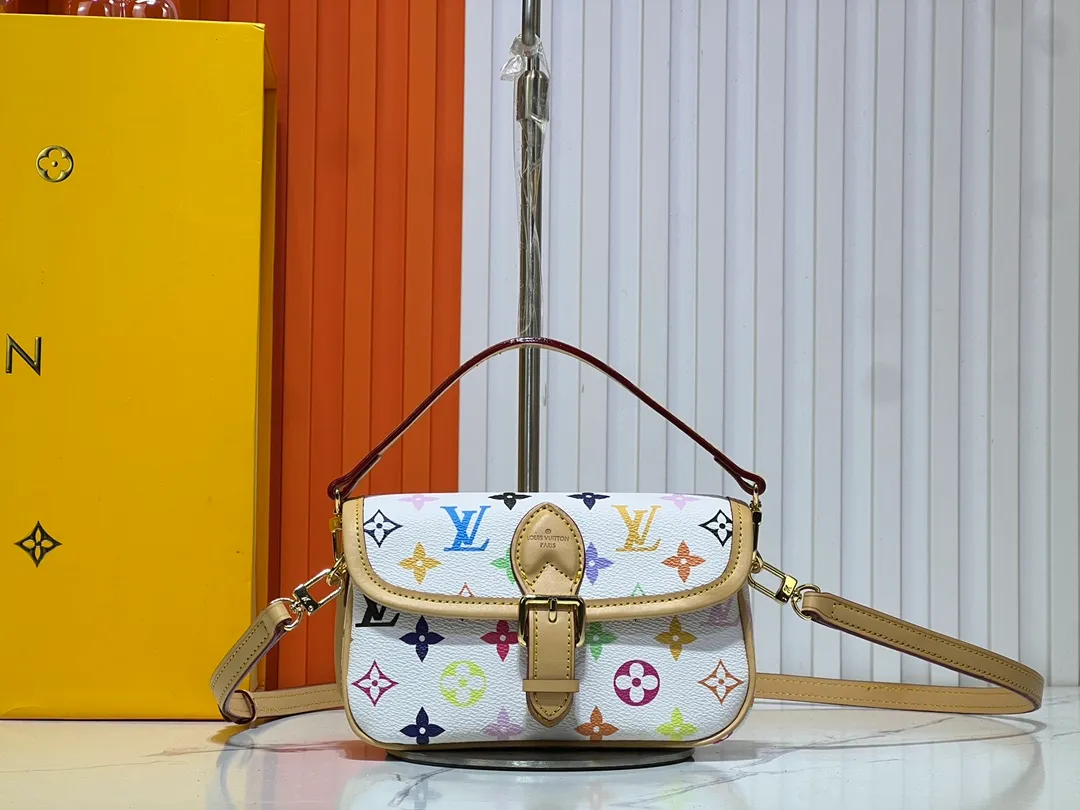 Batch 240💰Upgraded original M83566 M83300 M45985 baguette bag series new Diane handbag Diane satchel is made of Monogram Empreinte, made of the brand's iconic embossed leather. This versatile bag comes with a removable leather shoulder strap that can be worn over the shoulder or by hand, as well as a roomy removable jacquard crossbody bag with 'Louis Vuitton' printed strap. This versatile bag can be styled chic or sporty to match the overall style or mood. Dimensions: 19×10.5×6cm.